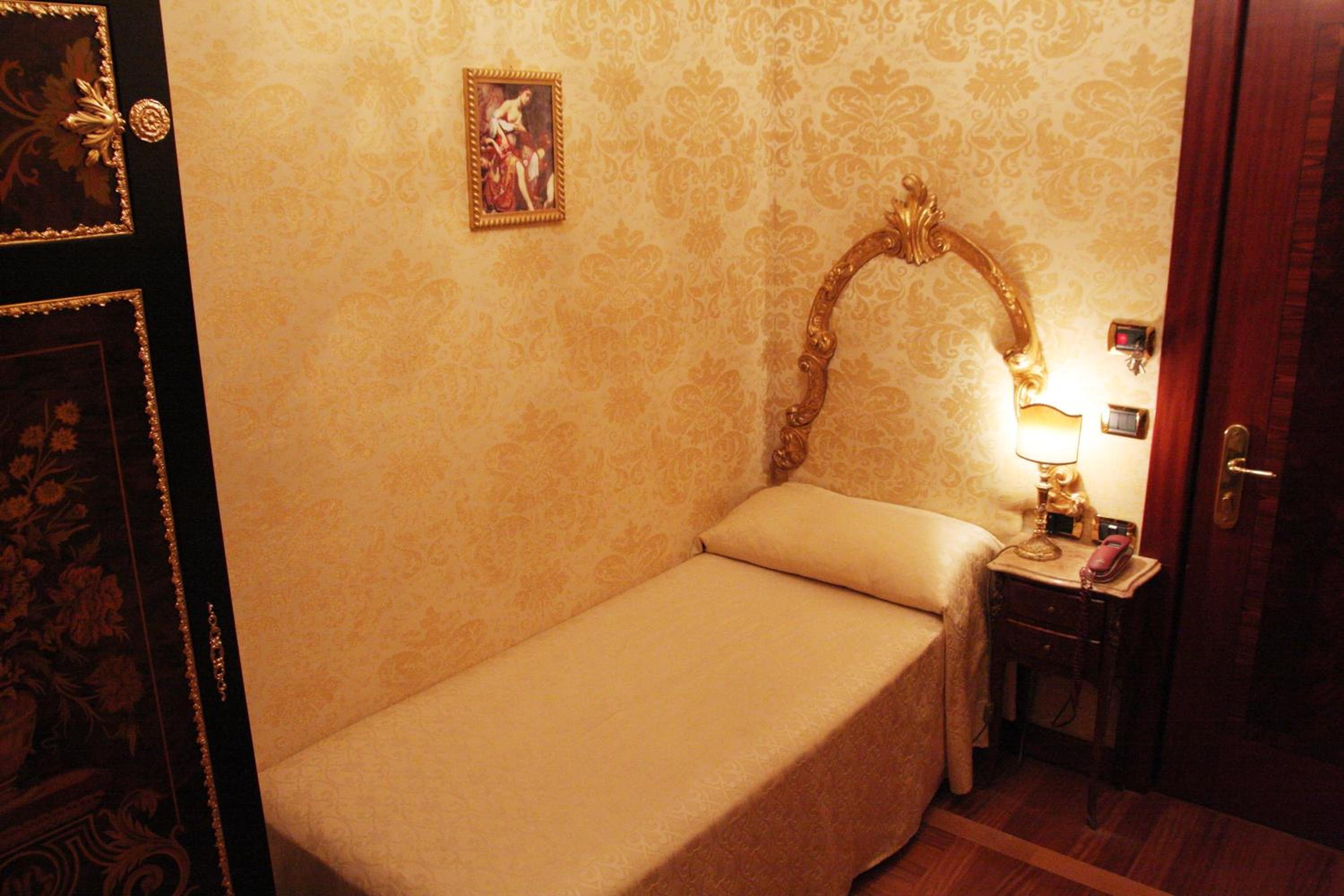 Single Room photo 1