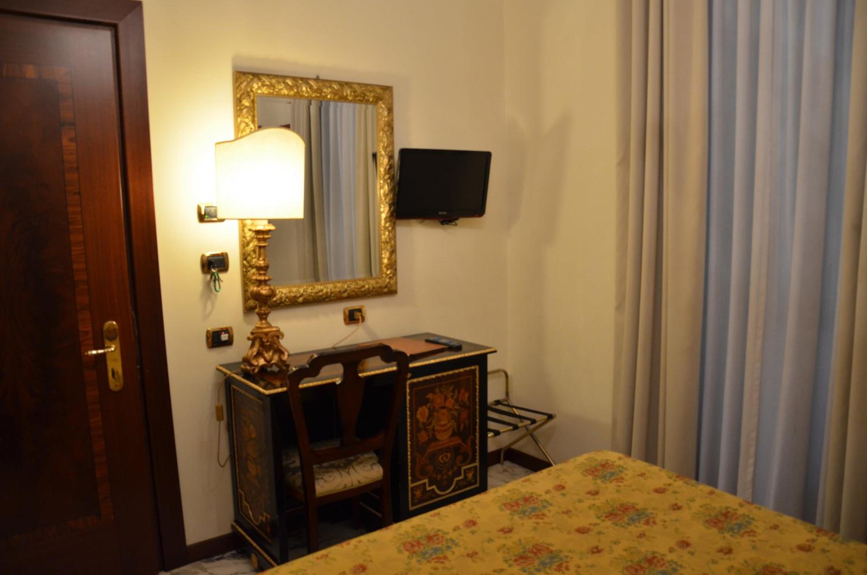 Economy Double Room photo 3