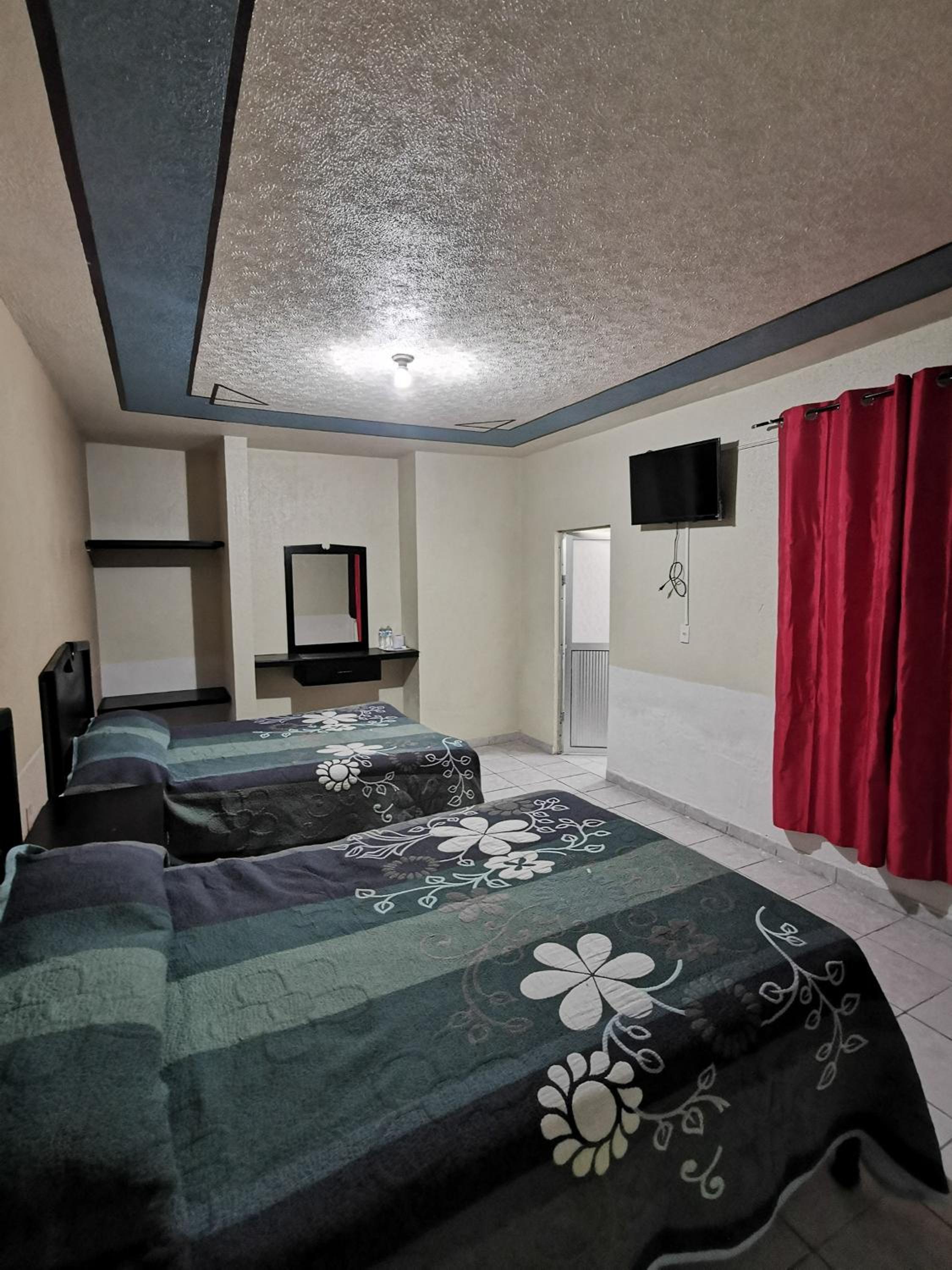 Standard Twin Room - Photo 4