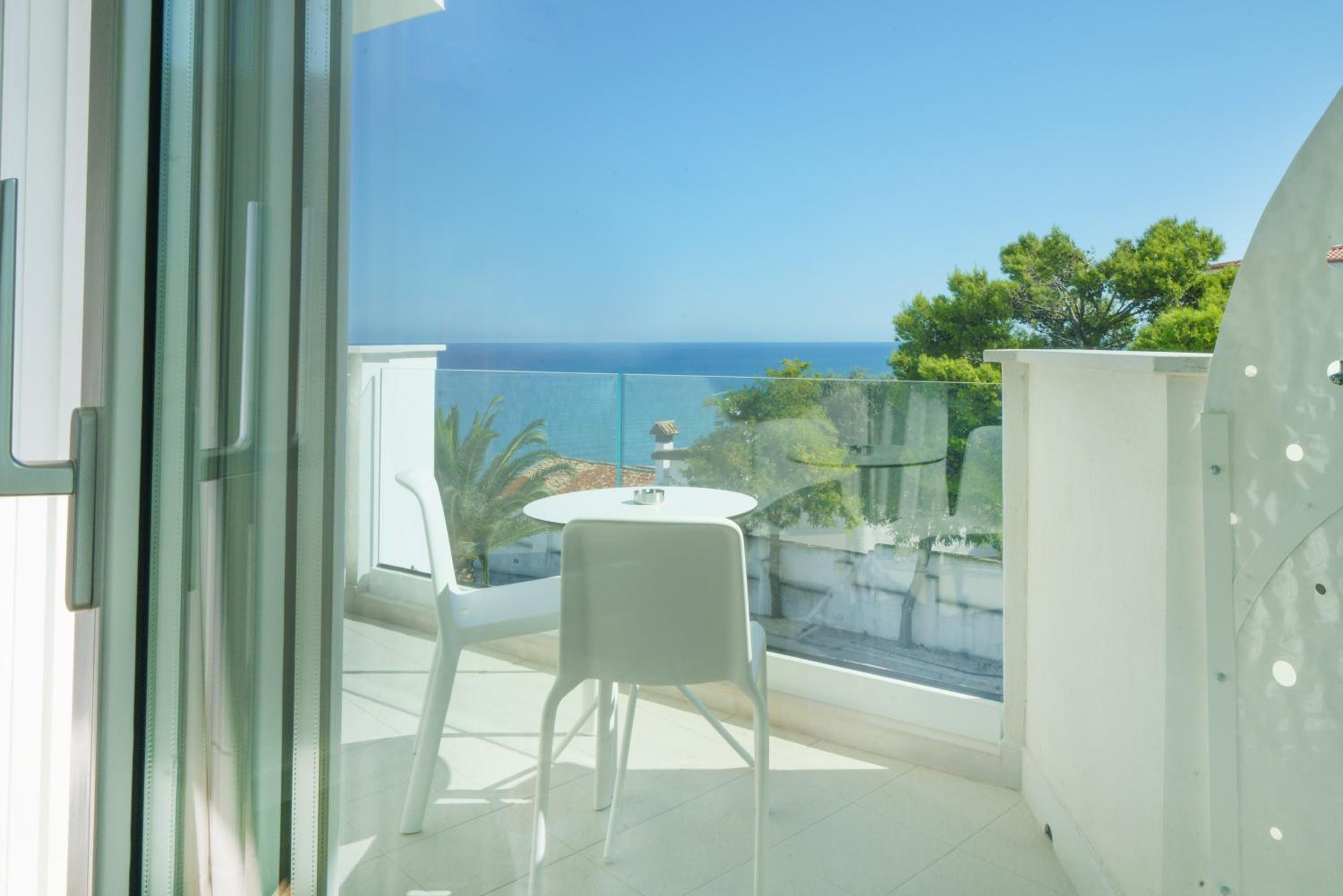Deluxe Double or Twin Room with Sea View - Photo 3