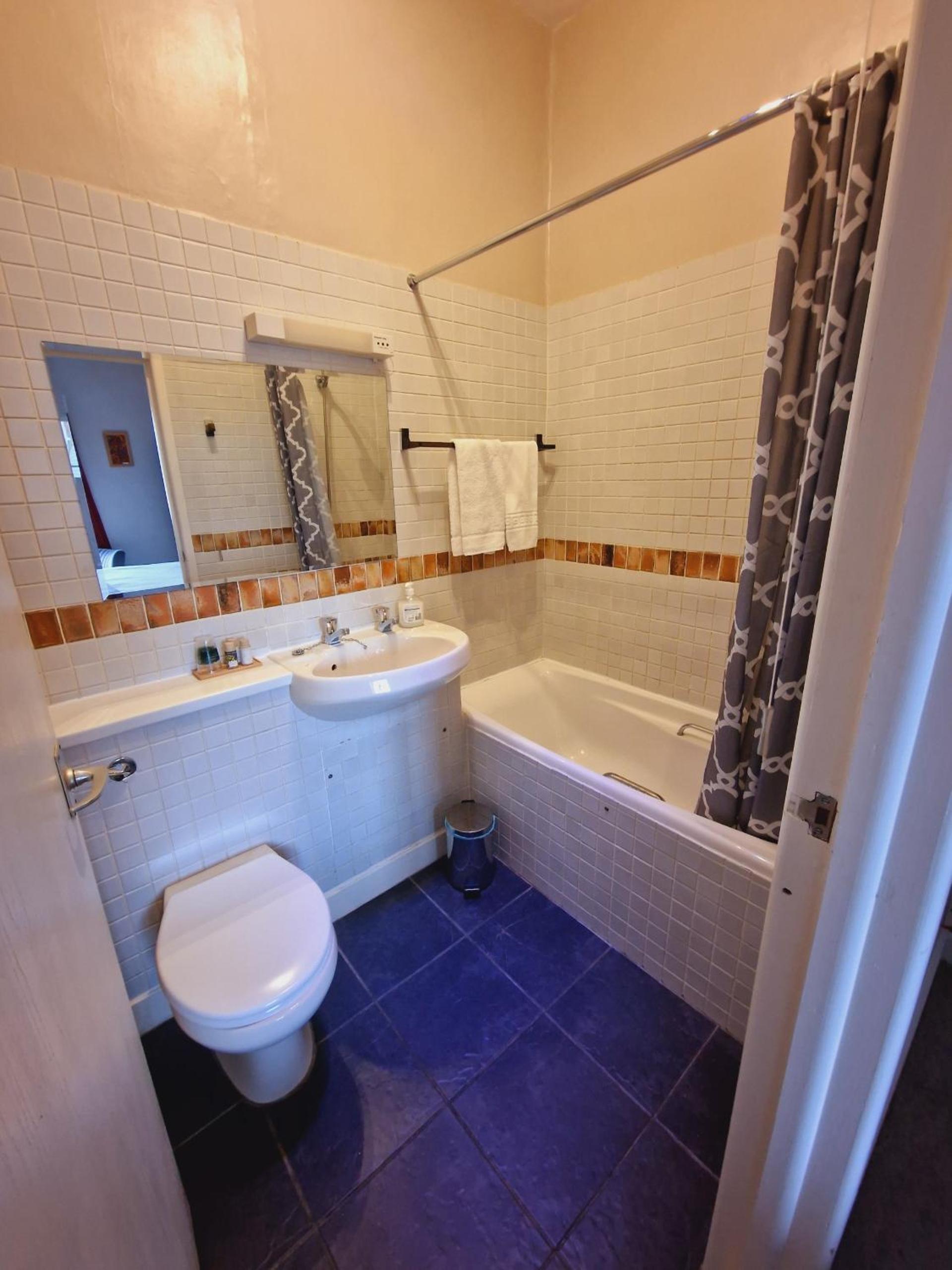 Standard King Room photo 2