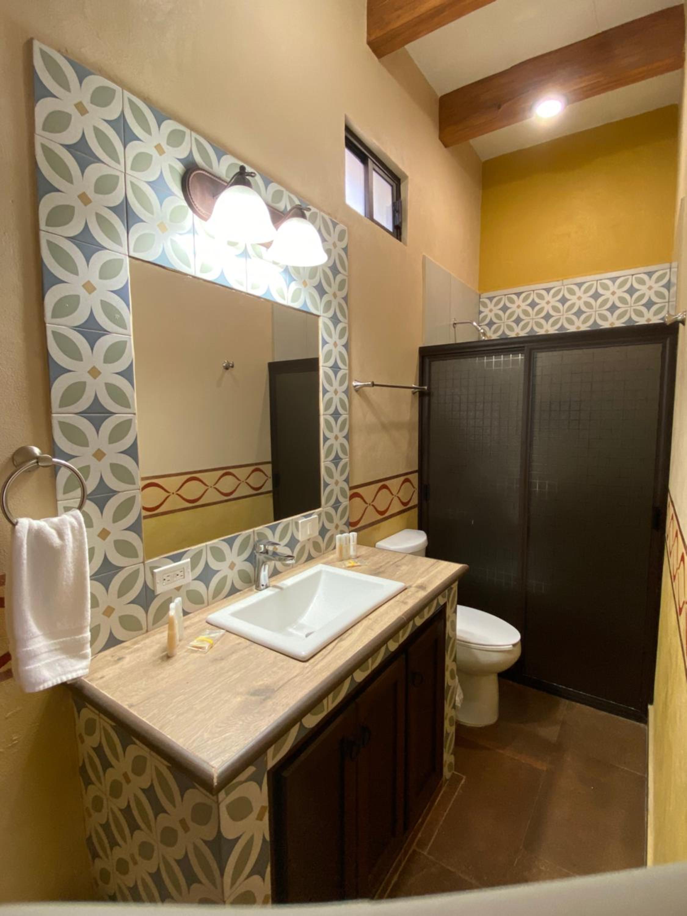 Queen Room with Two Queen Beds - Photo 4