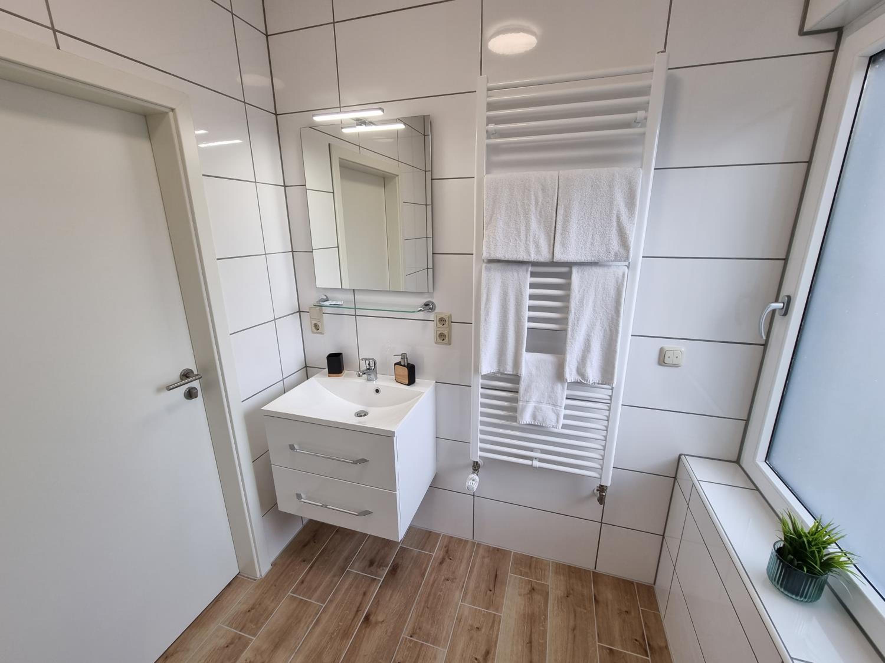 Double or Twin Room with Private Bathroom - Photo 7
