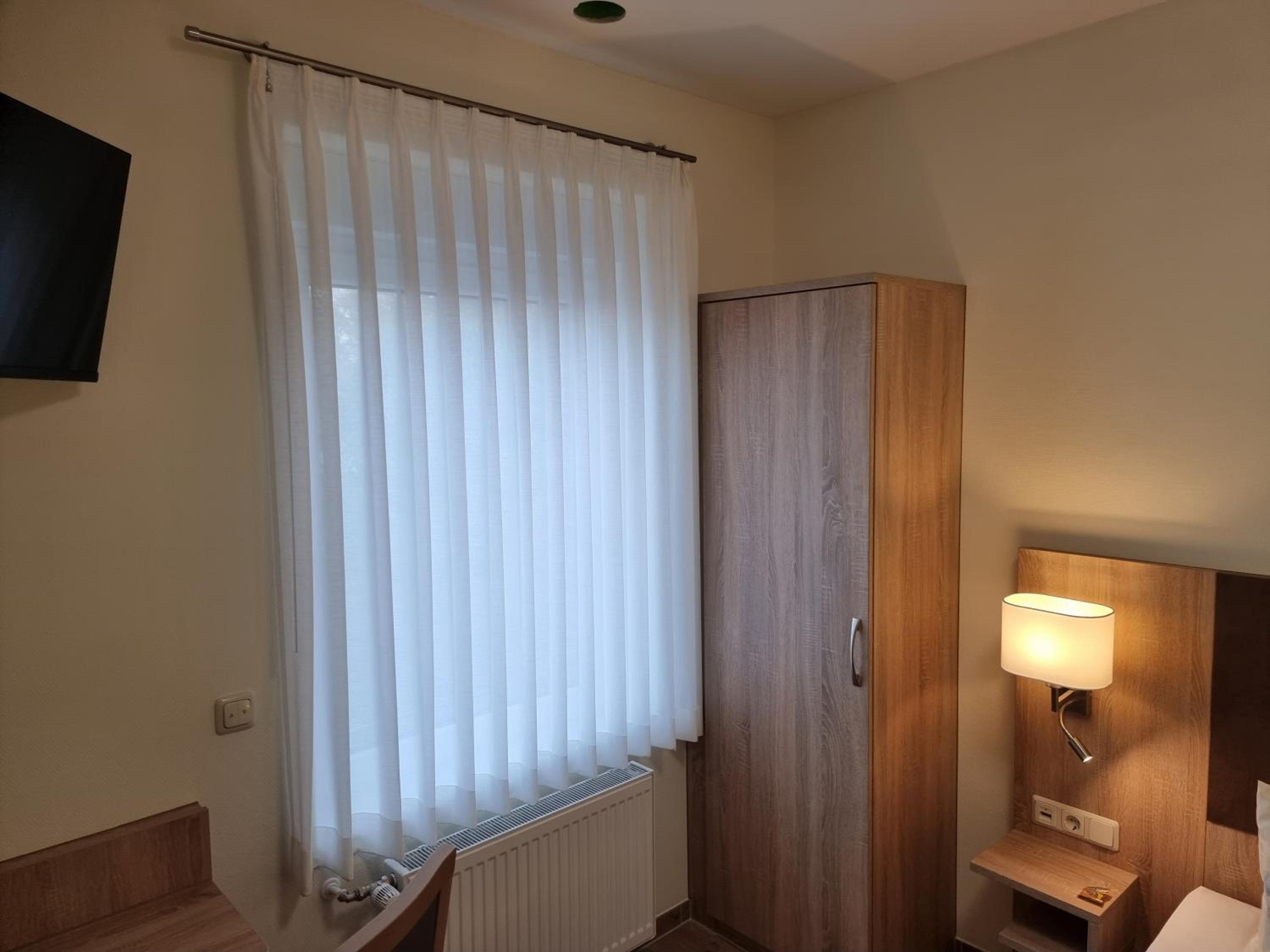 Double or Twin Room with Private Bathroom - Photo 22