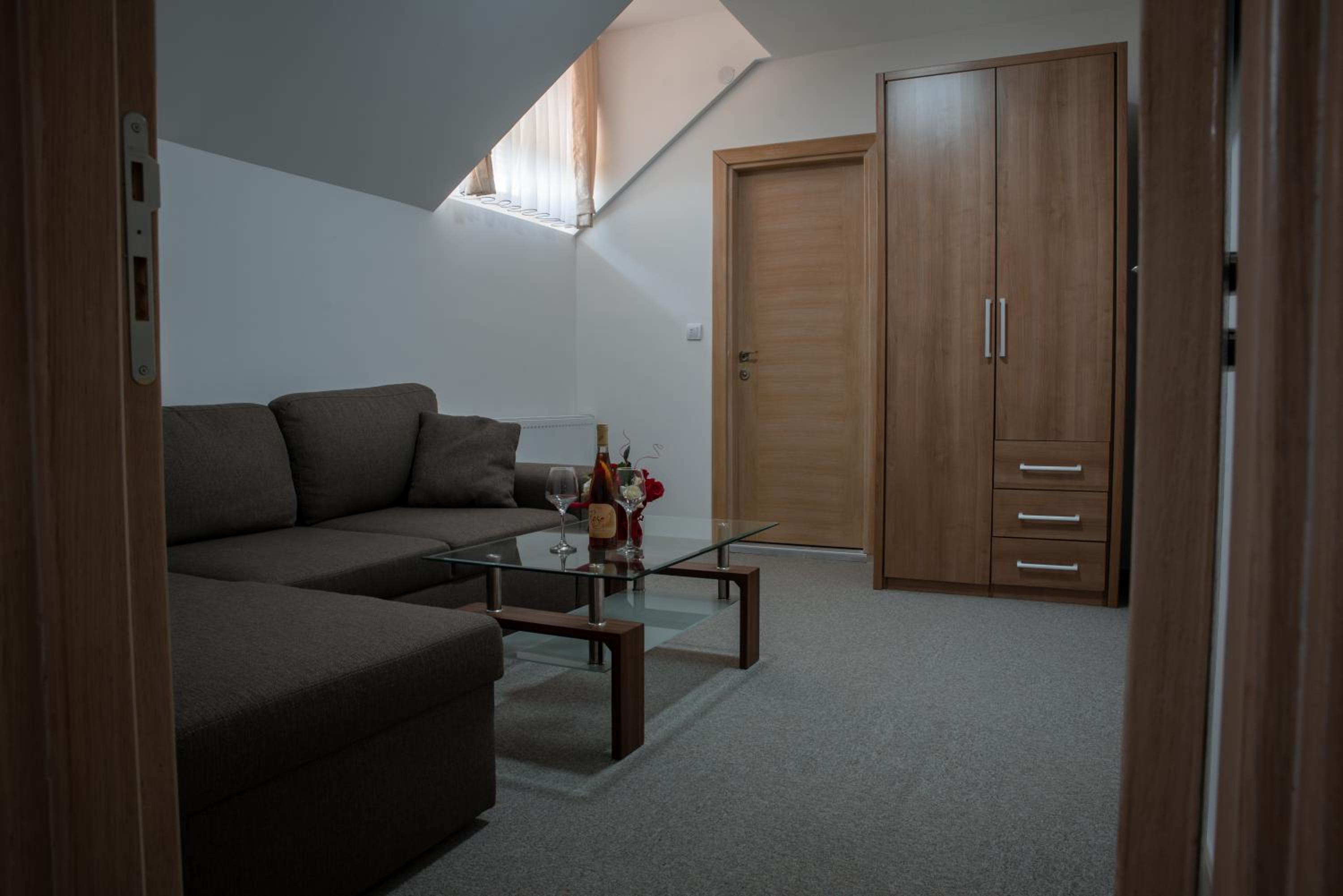 One-Bedroom Apartment photo 1