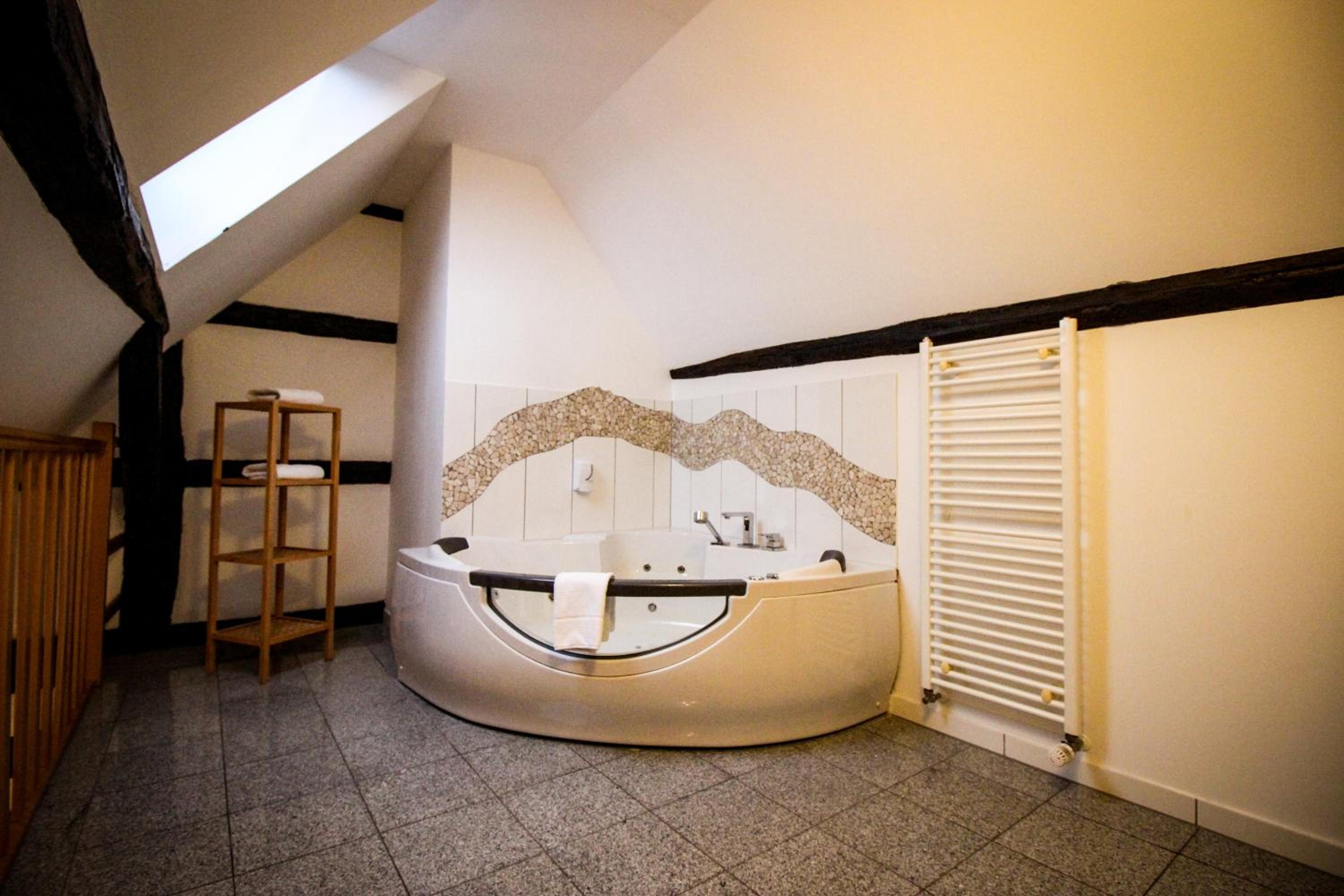 Double Room with Spa Bath photo 3