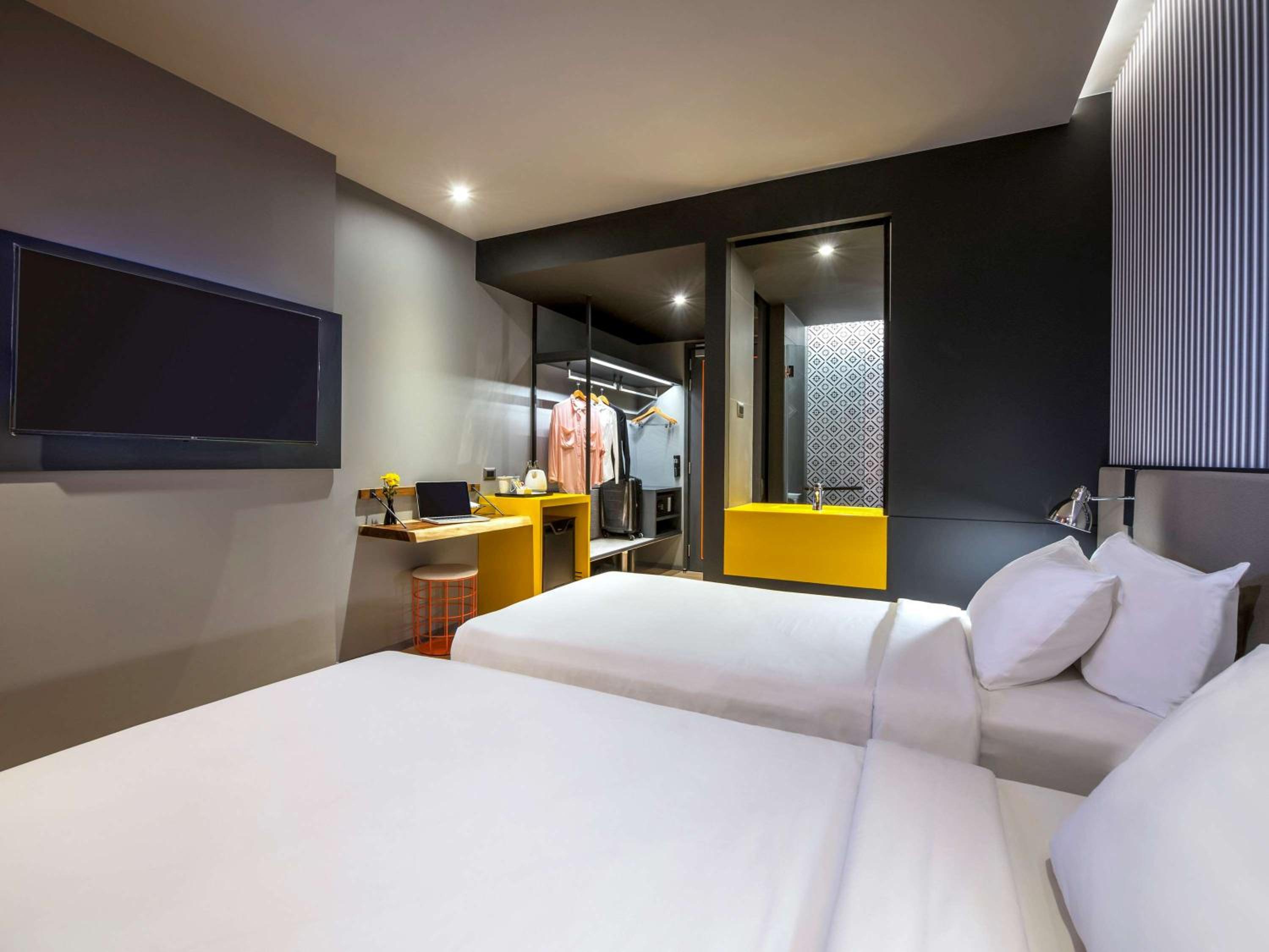 Standard Twin Room thumbnail 5