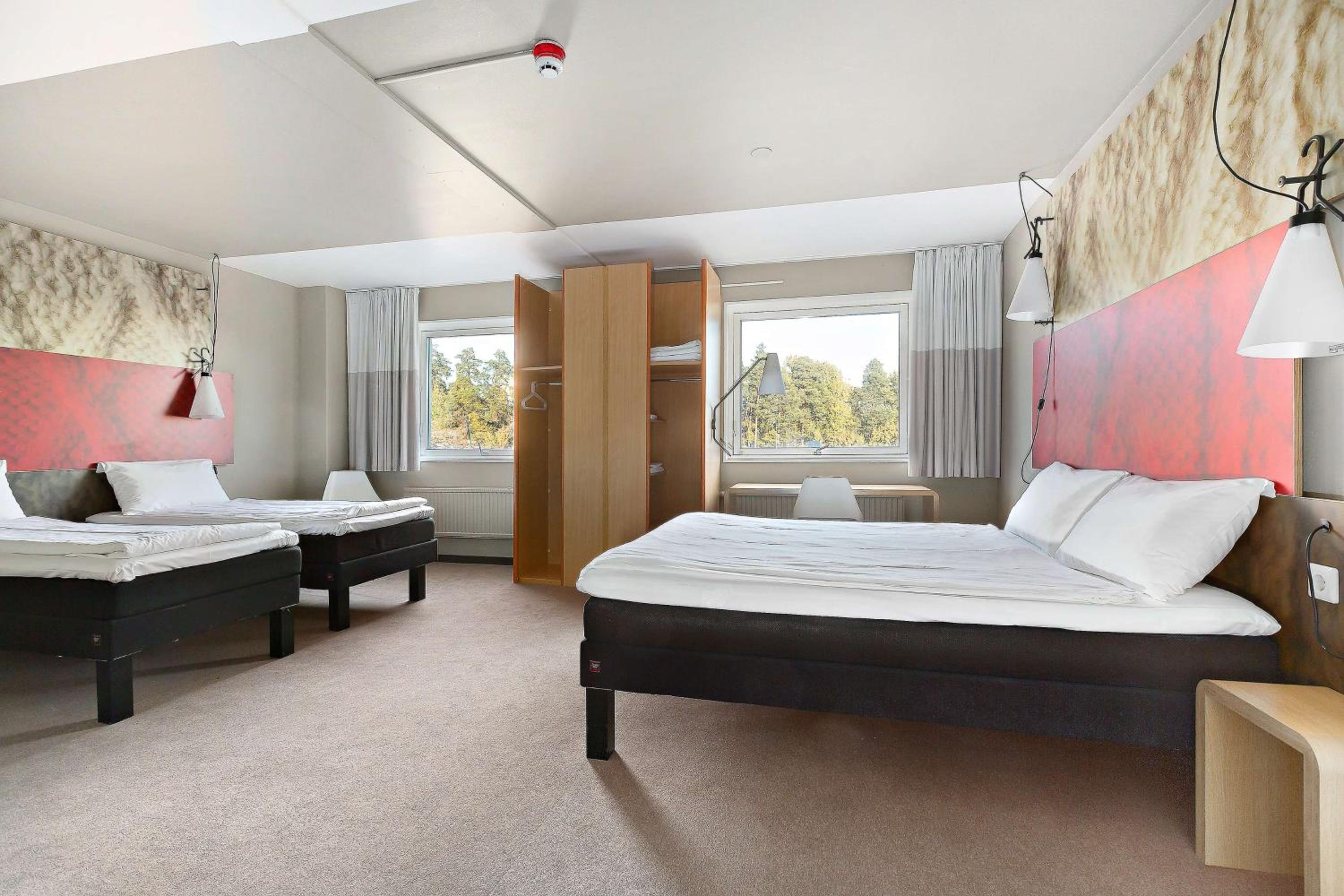 Standard Room With One Queen Bed And Two Single Beds - Non-Smoking