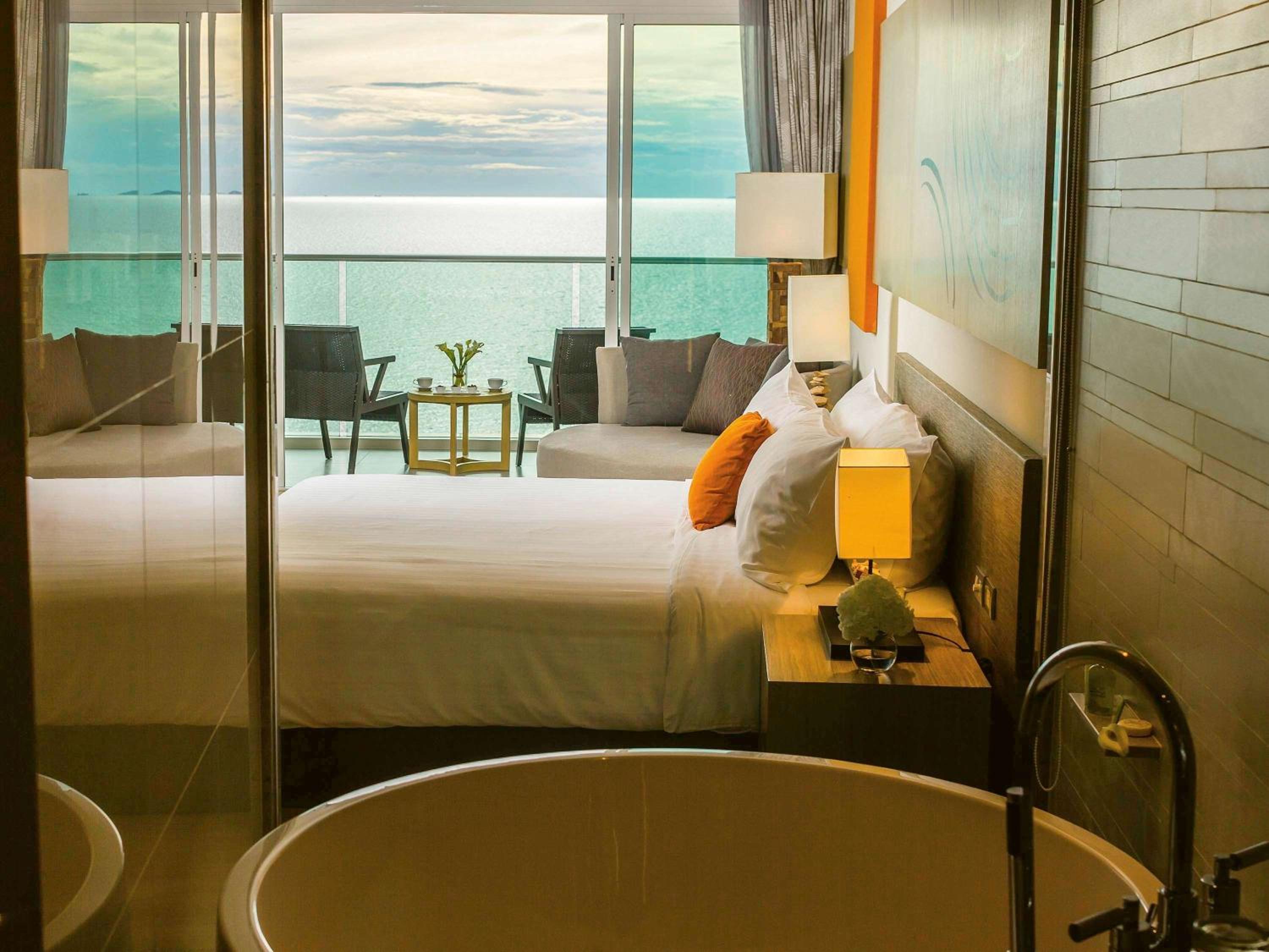 Deluxe King Room with Sea View - Photo 7