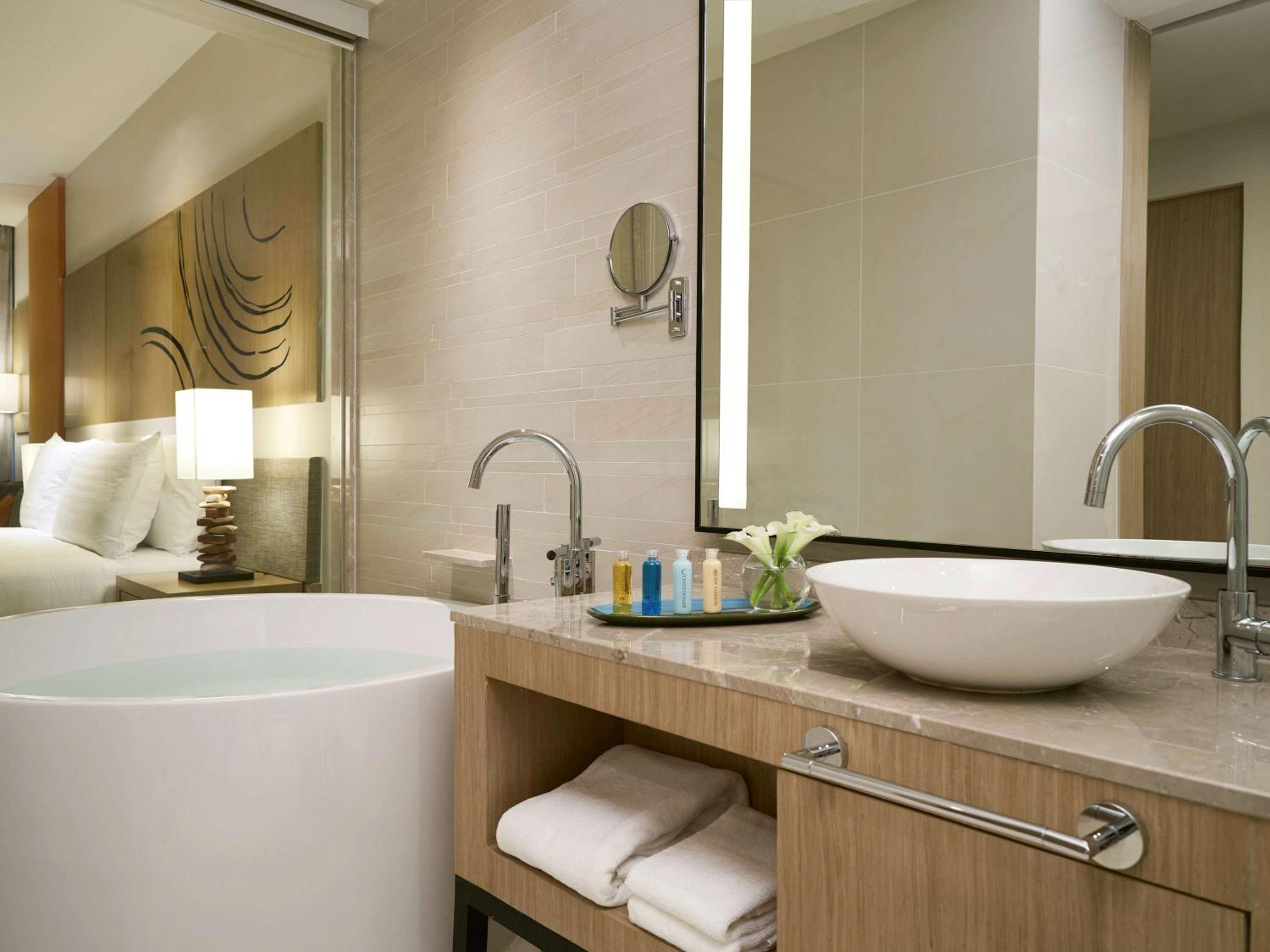 Premium King Room with Sea View - Photo 9