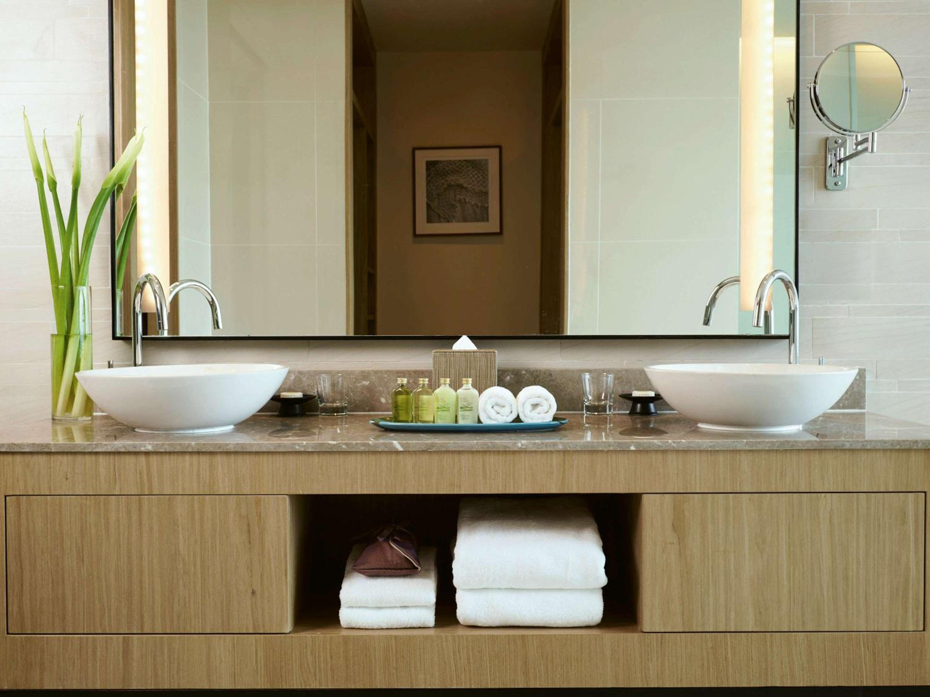 Premium King Room with Sea View - Photo 8