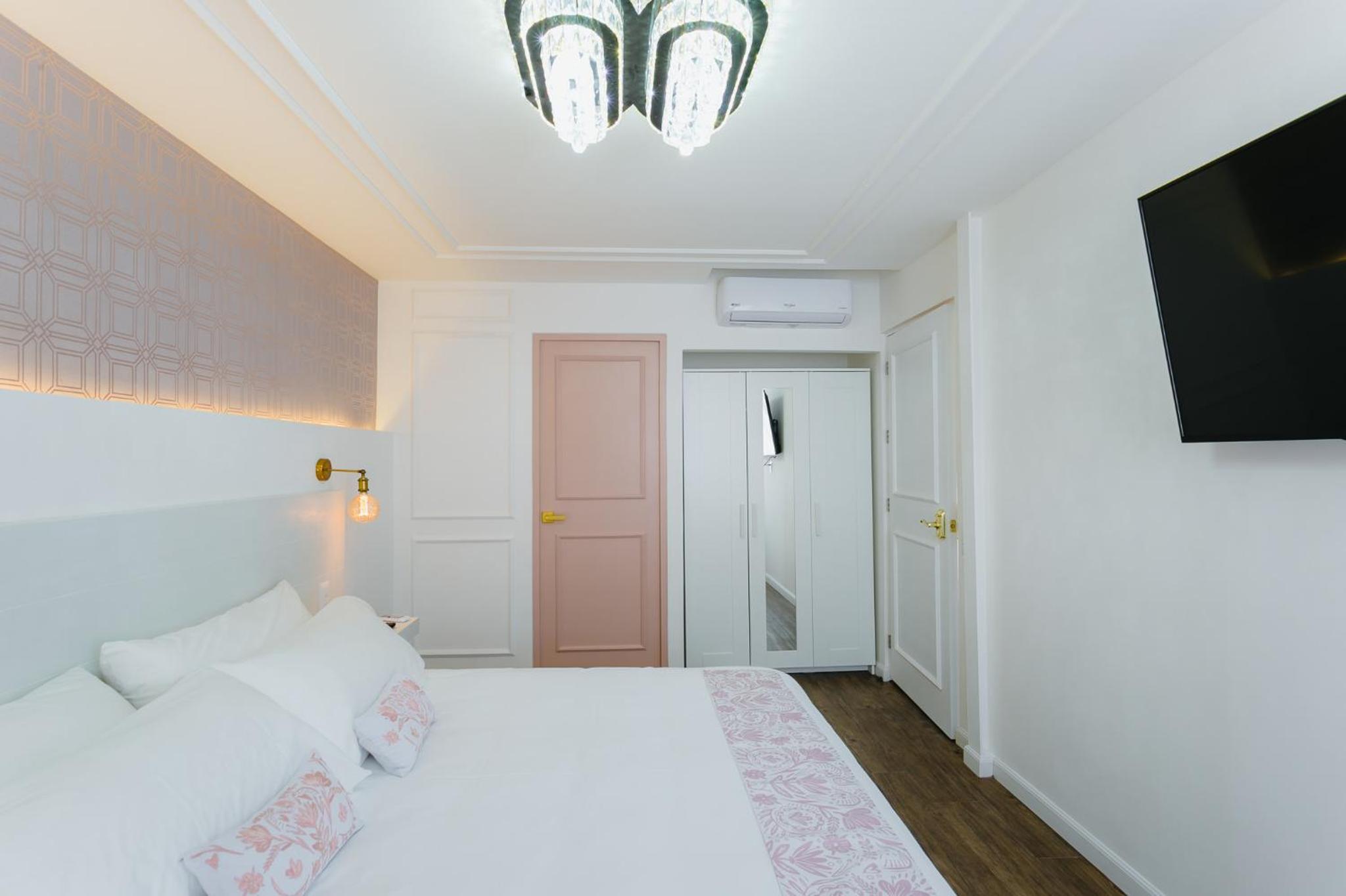 Deluxe King Room - Photo 3