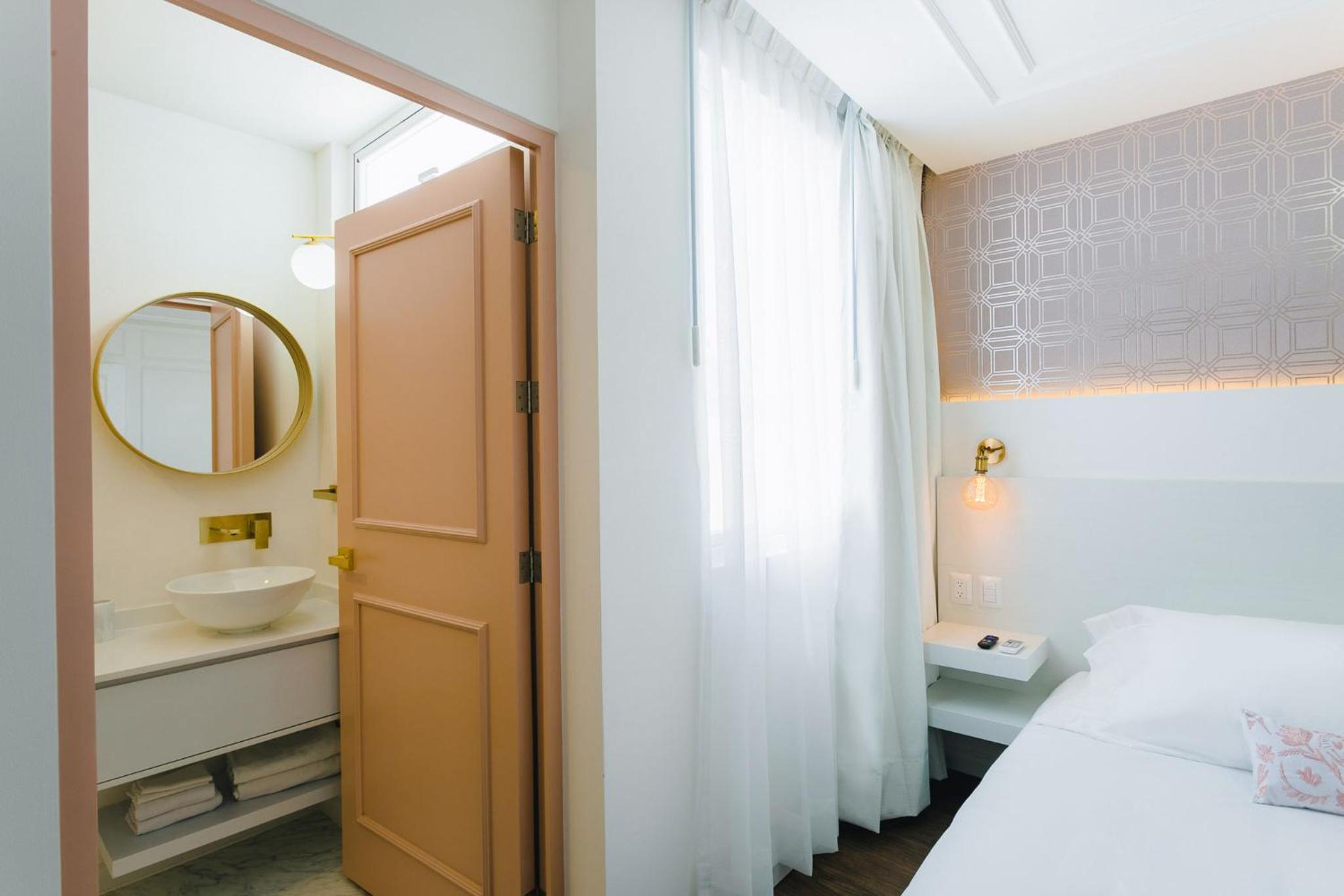 Deluxe King Room - Photo 2