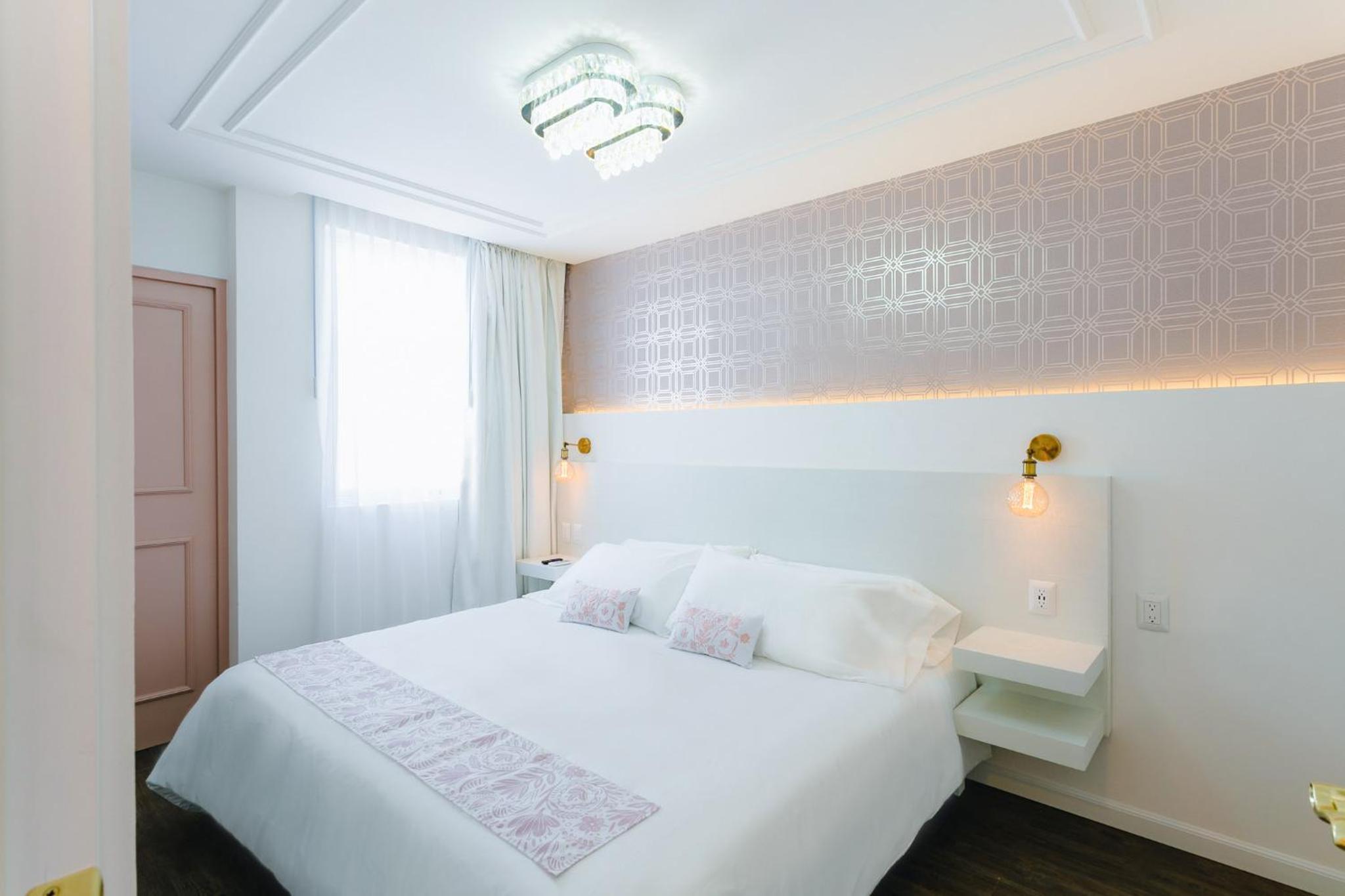 Deluxe King Room - Photo 1