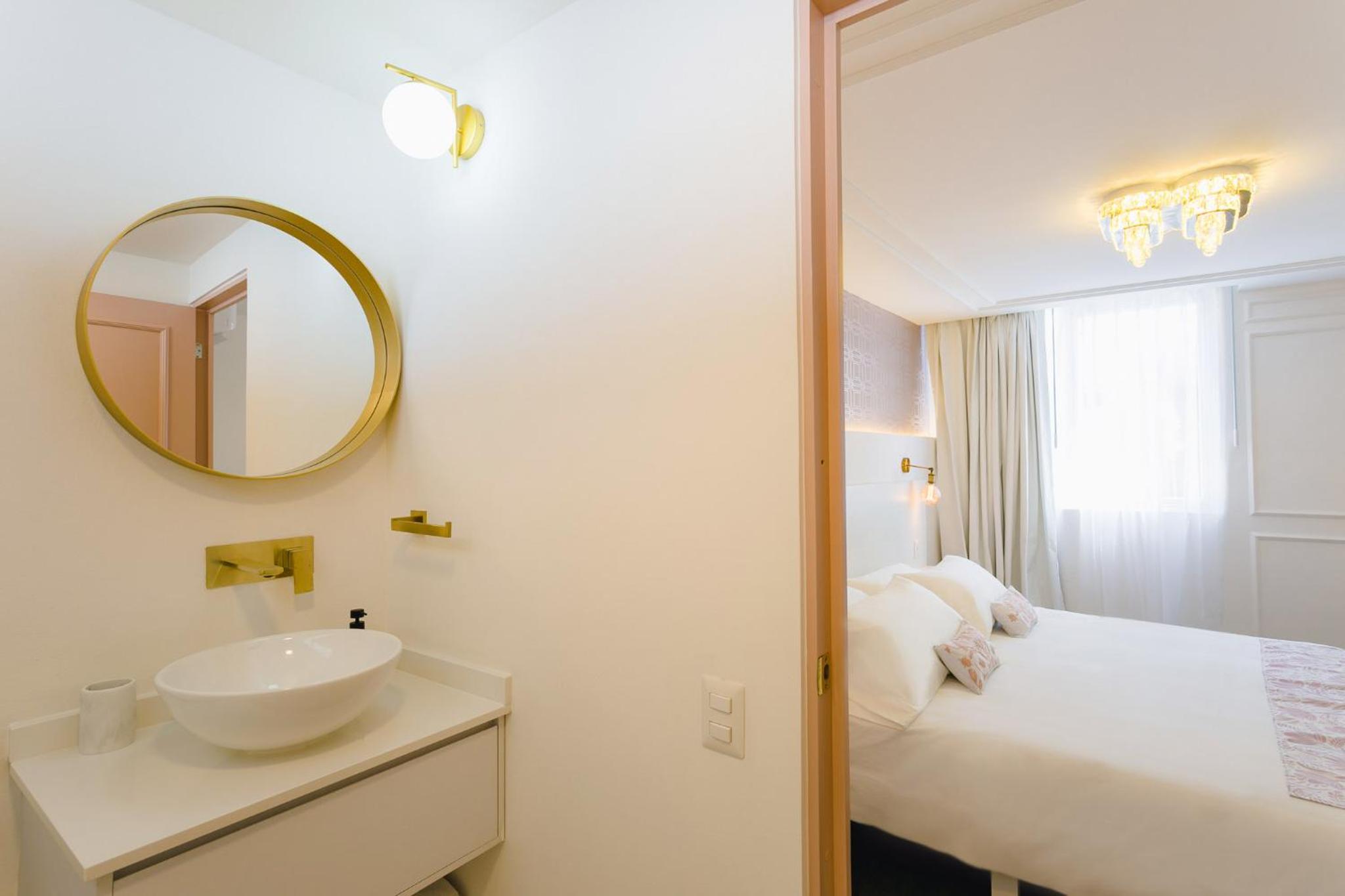 Deluxe King Room - Photo 5