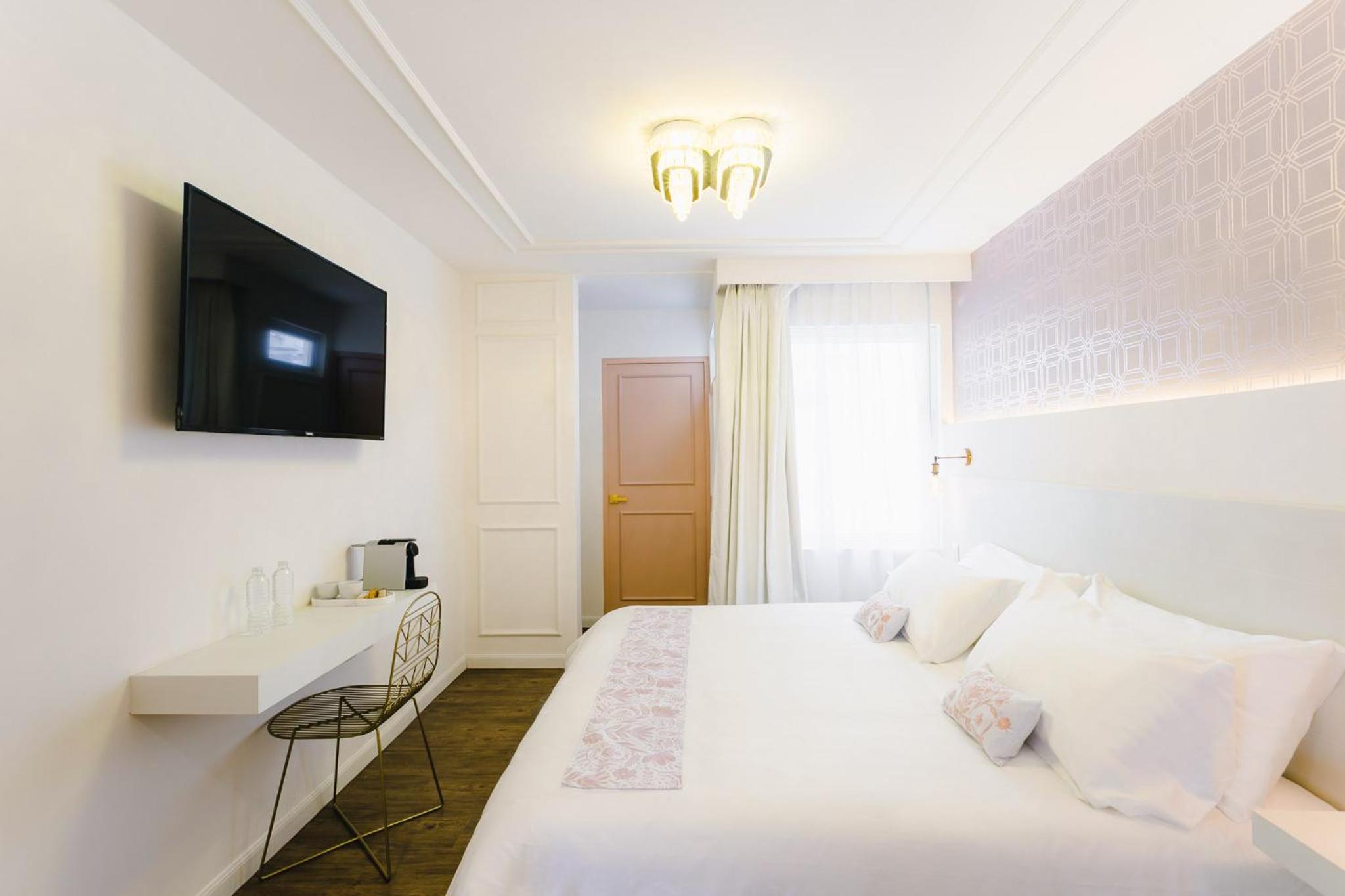 Deluxe King Room - Photo 6