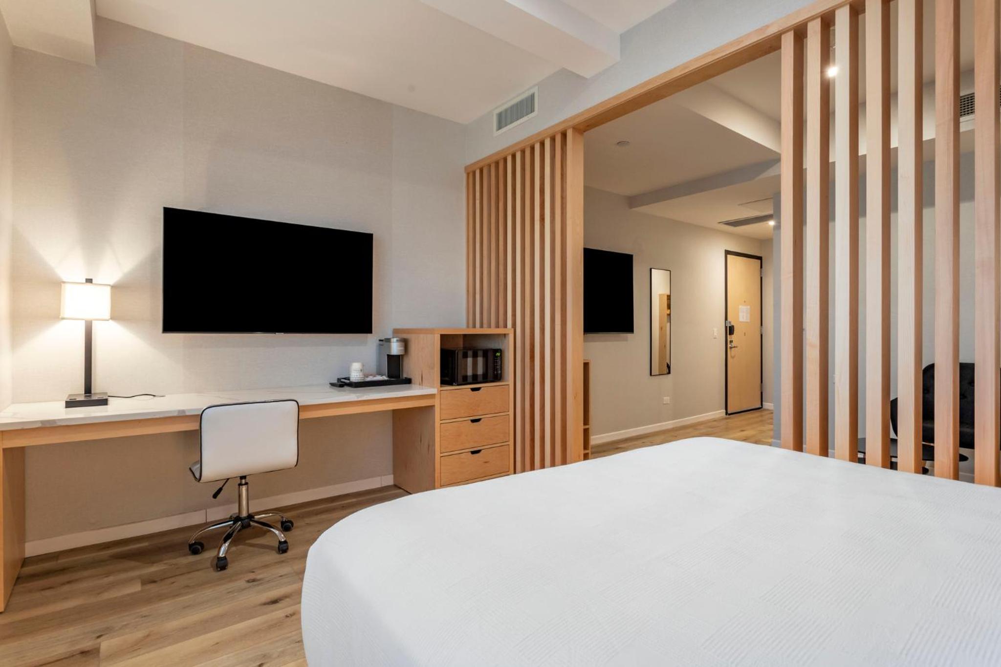 Queen Suite with Mobility Accessible Tub