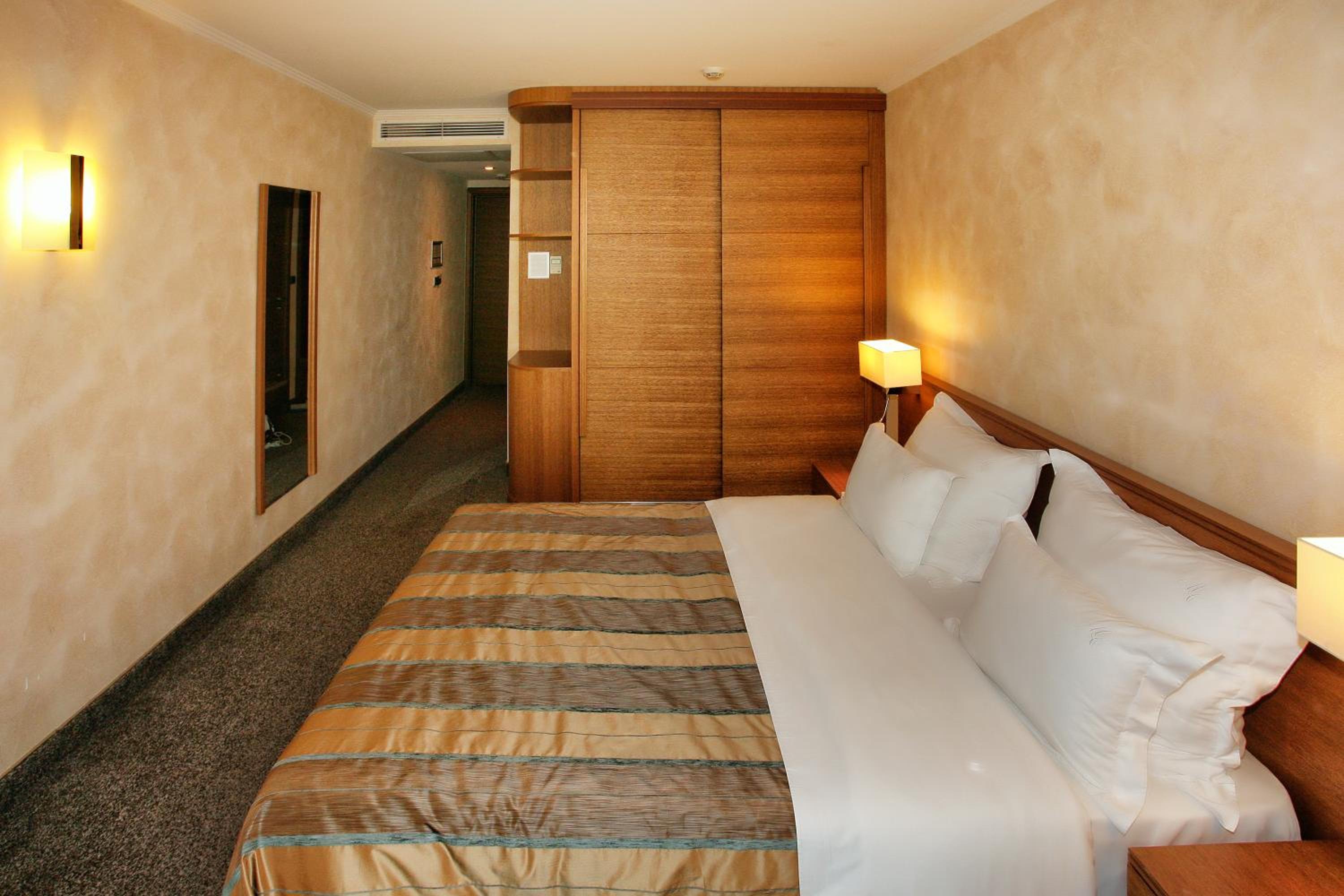 Standard Double Room with Pool View - Photo 3