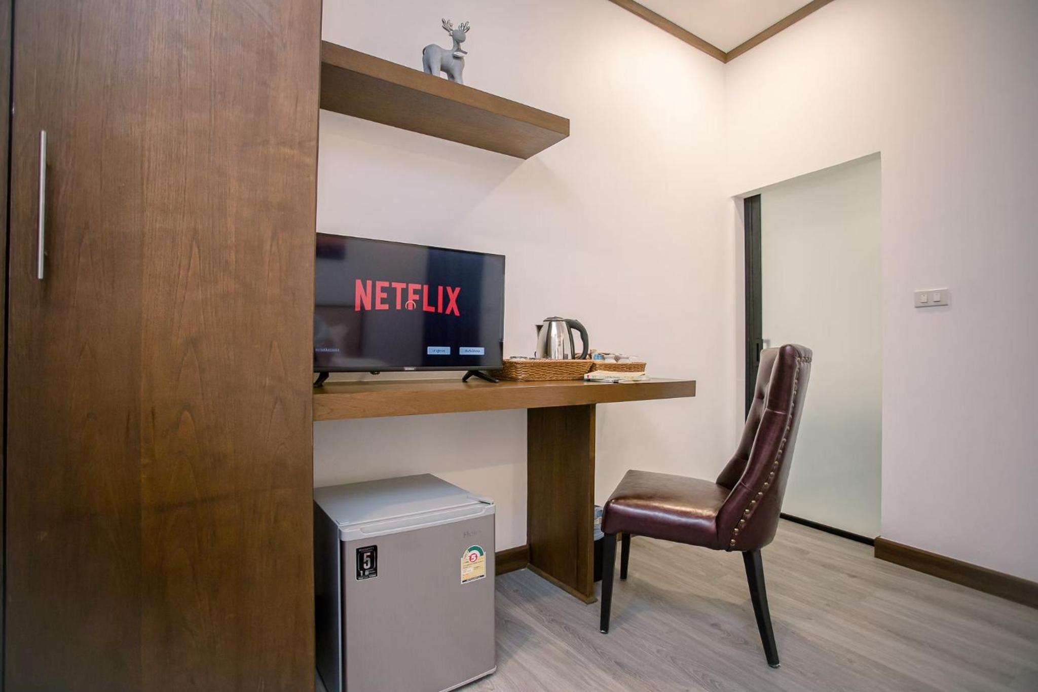 Deluxe King Room - Photo 2