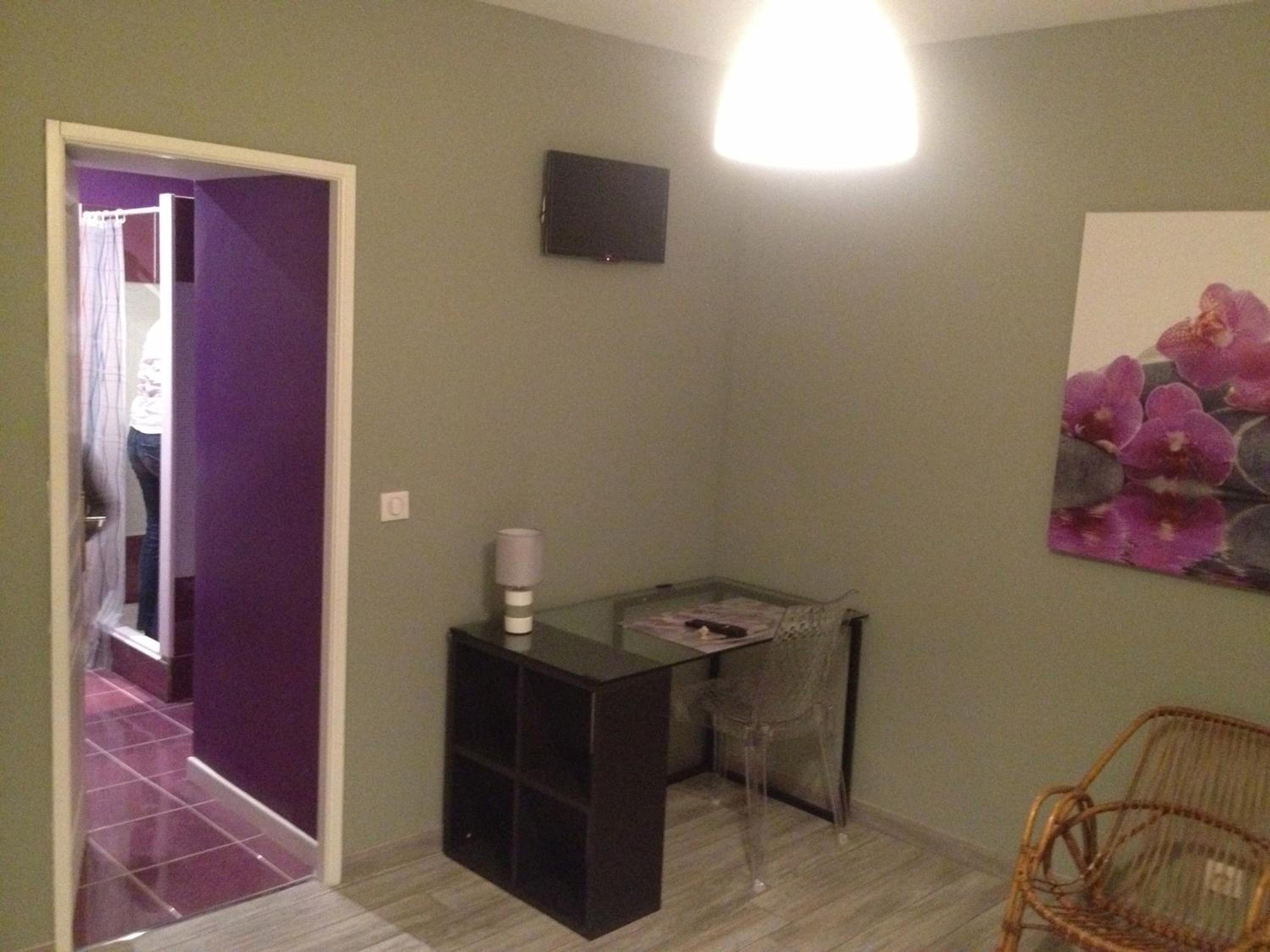 One-Bedroom Apartment - Photo 2