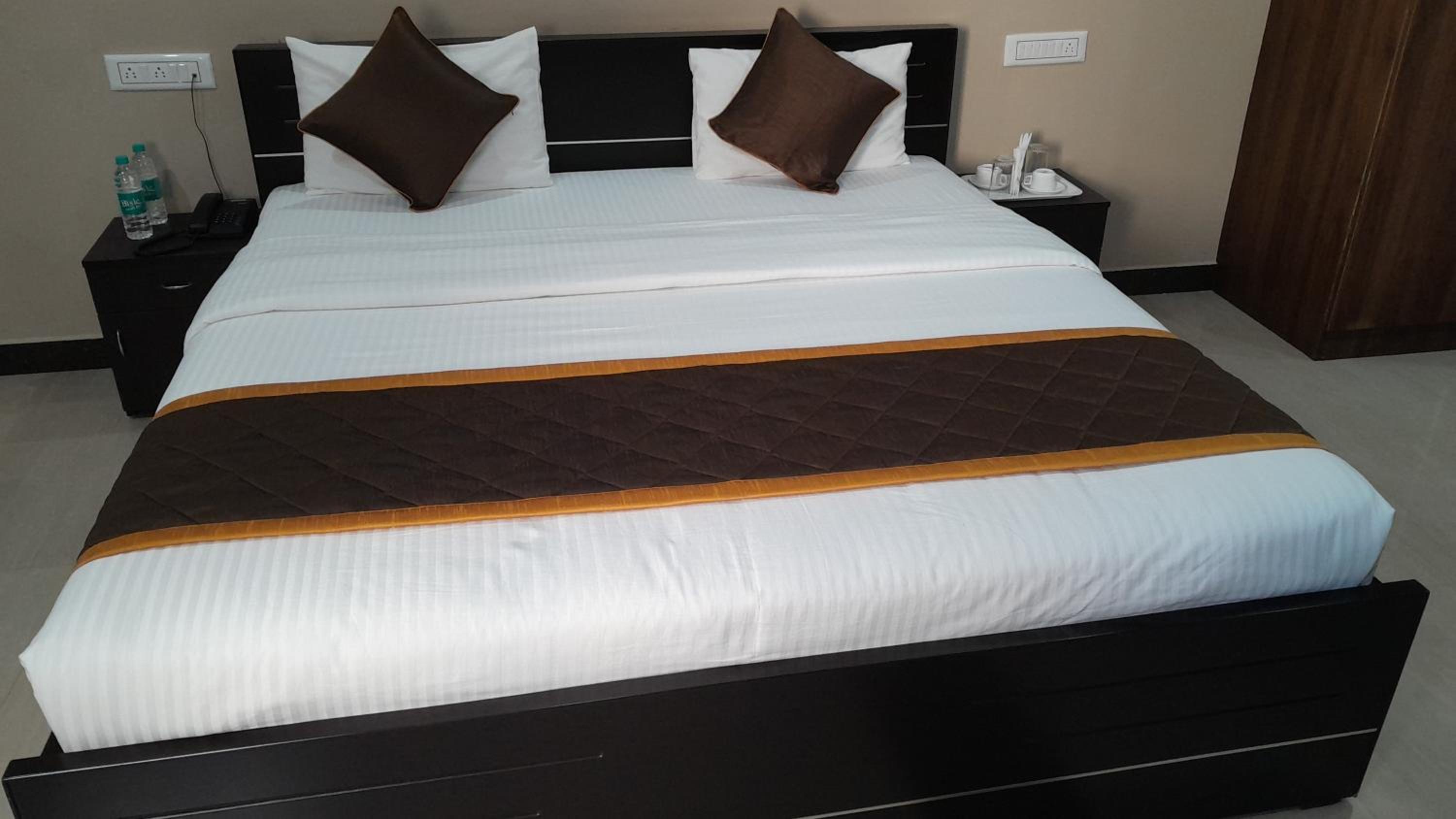 Executive Suite - Photo 14