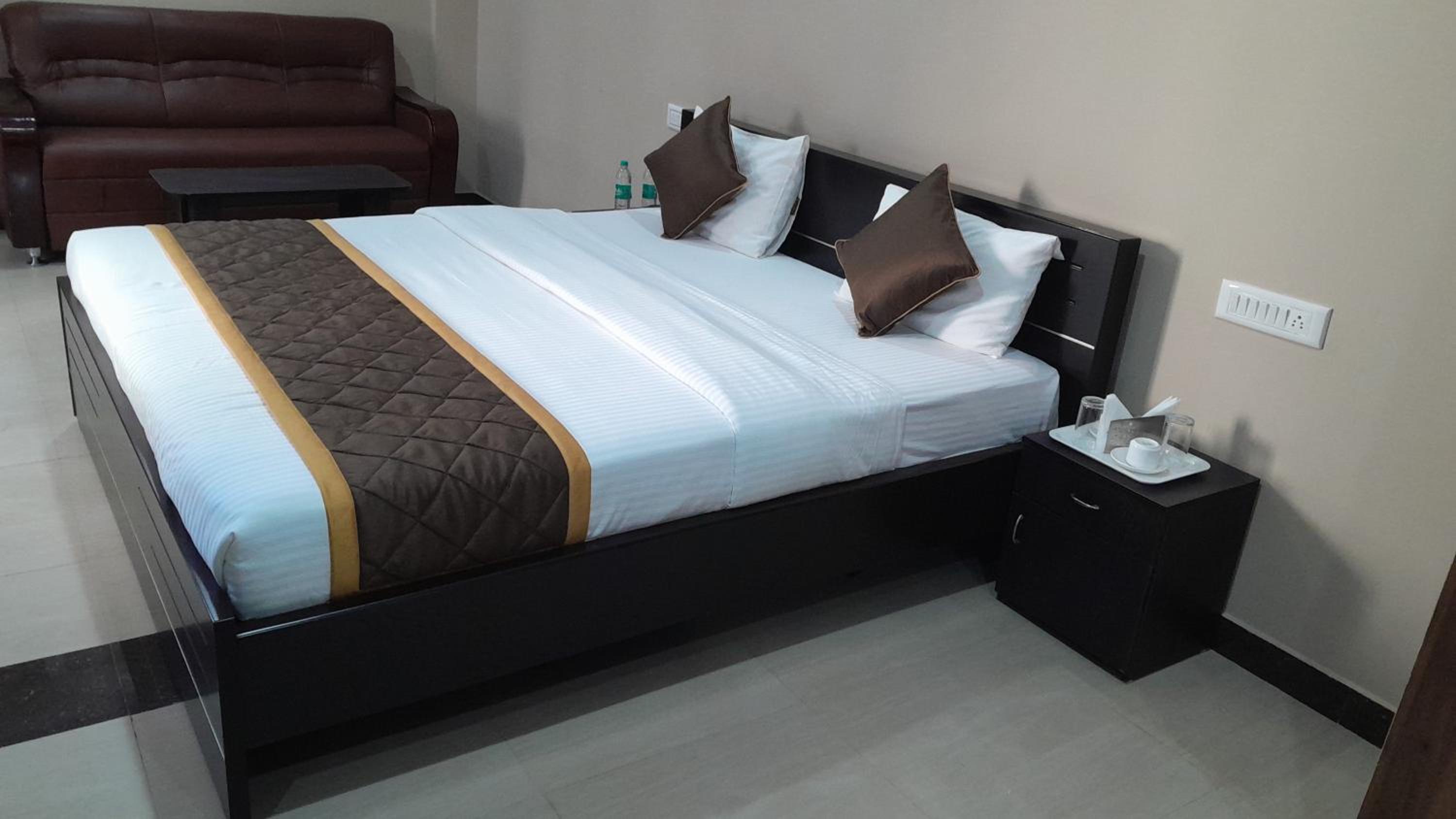 Executive Suite - Photo 24