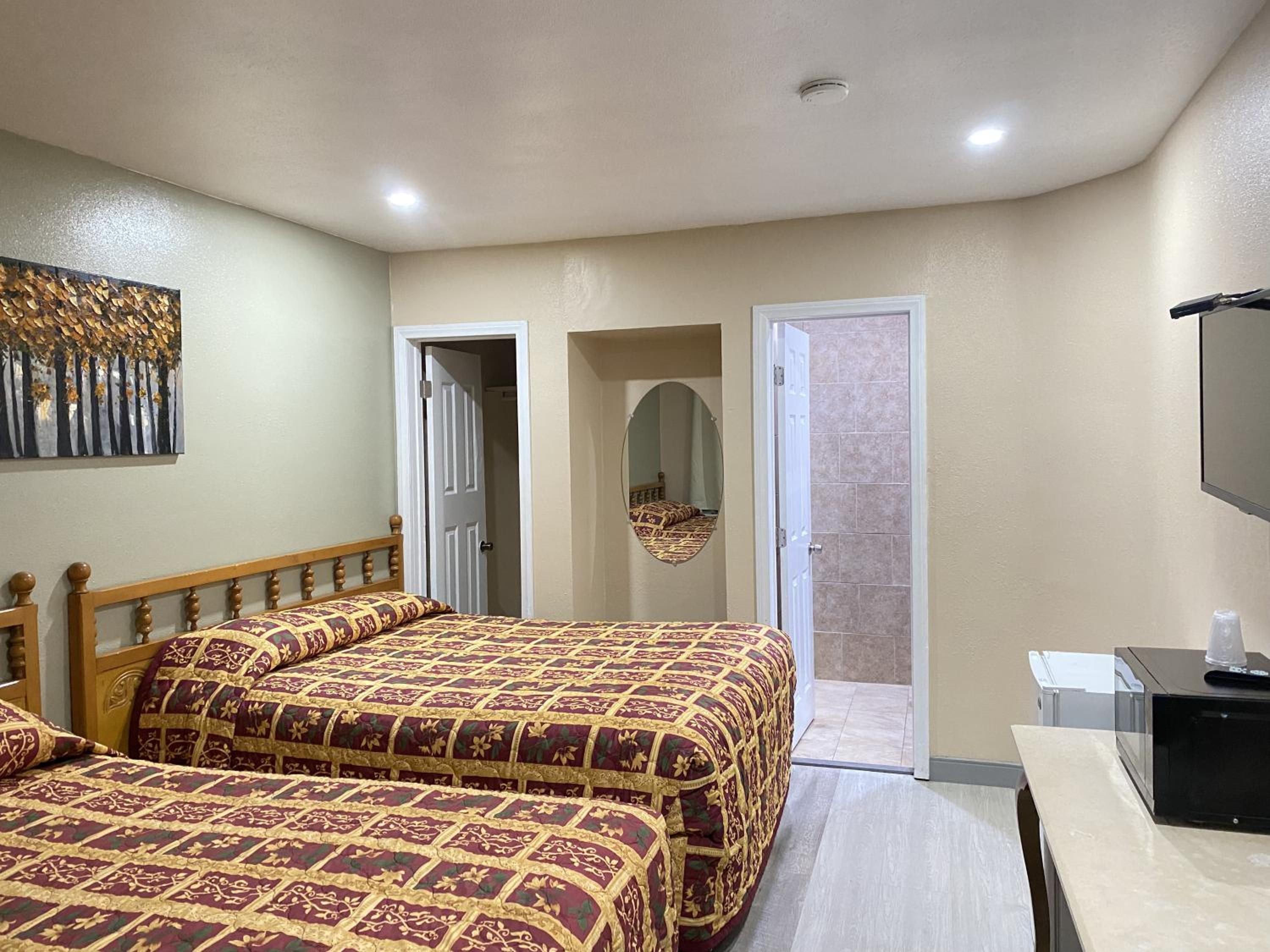 Queen Room photo 2