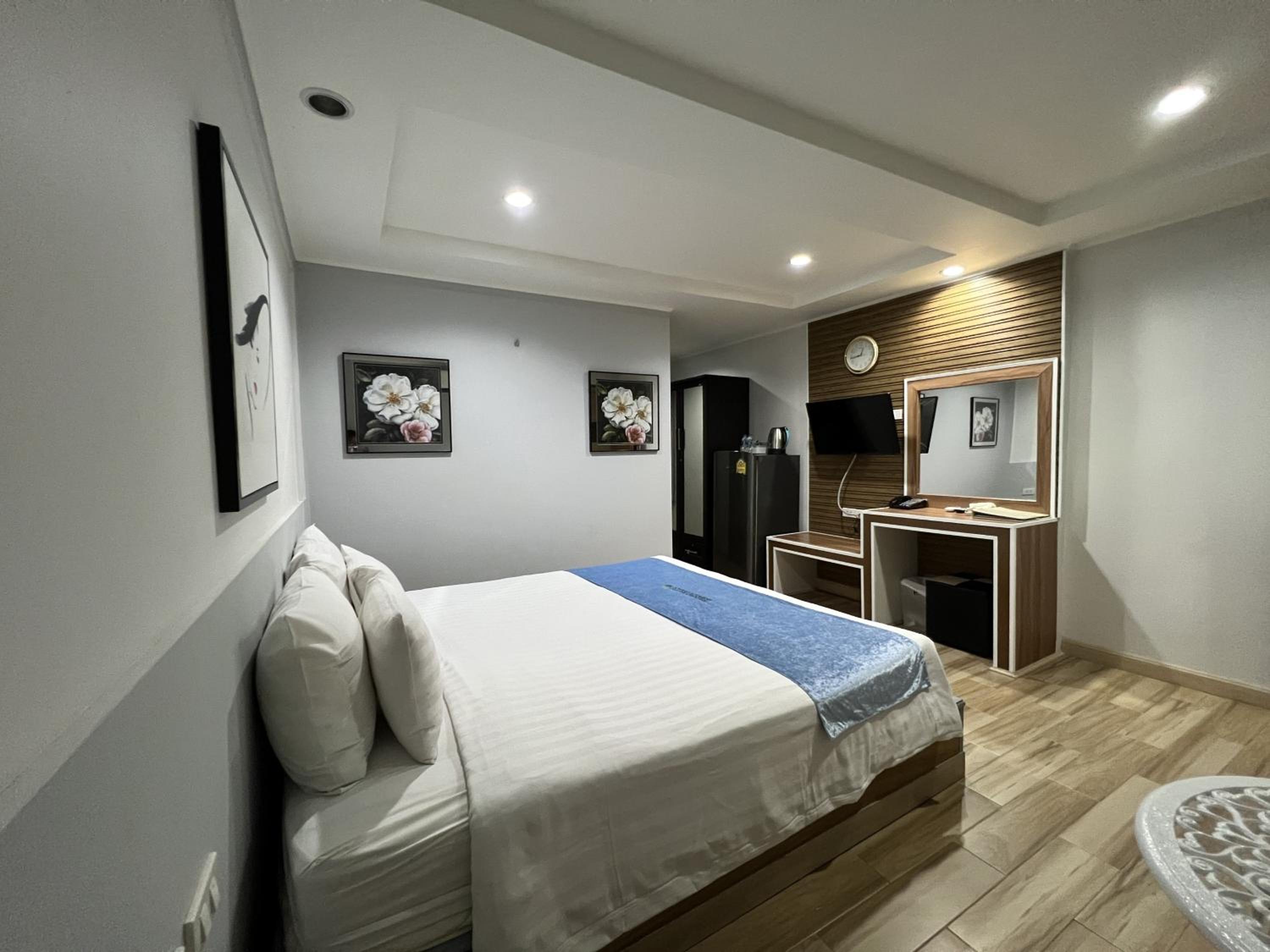 Standard Double Room thumbnail 5