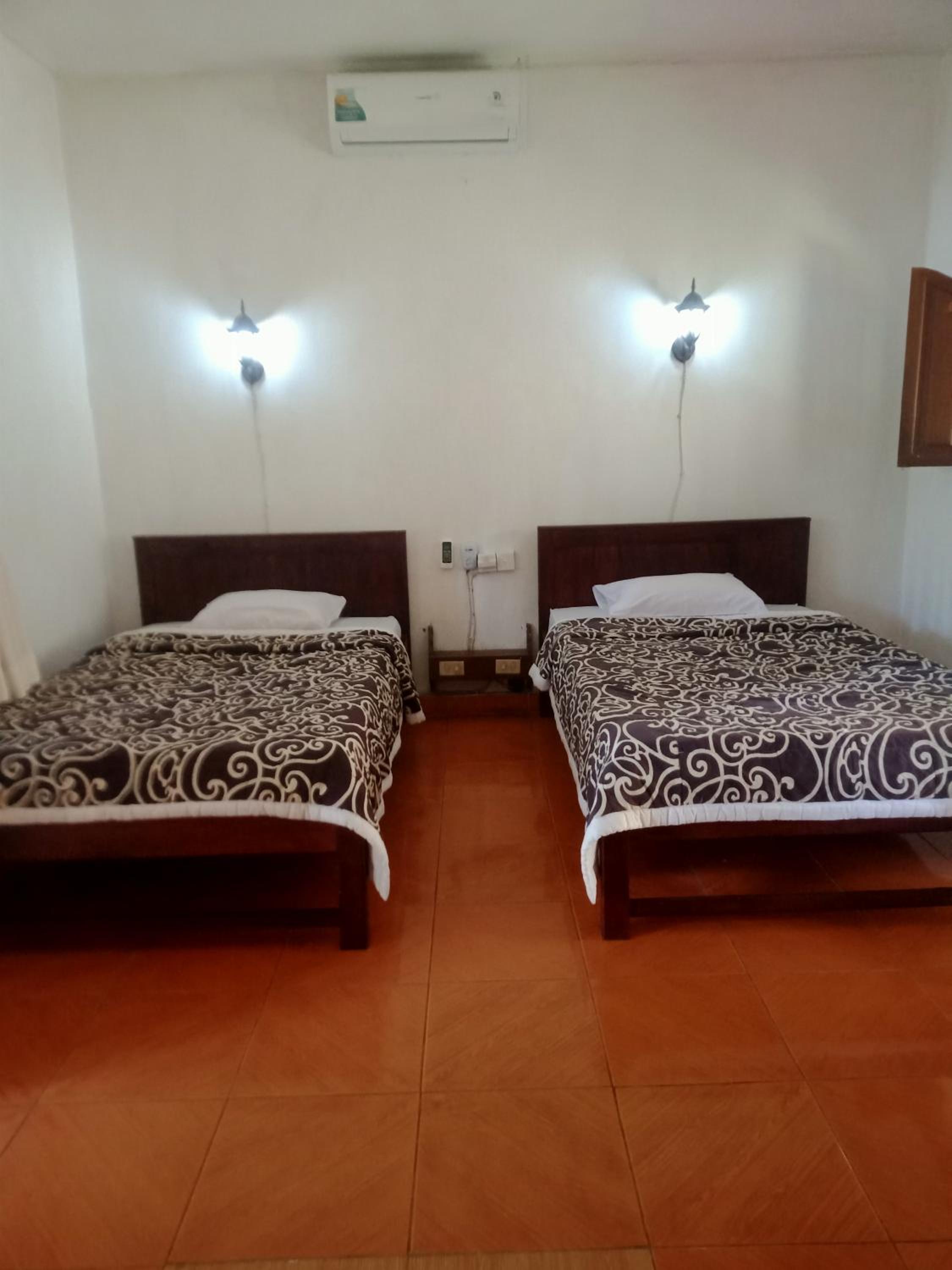 Standard Twin Room with AC - Photo 3