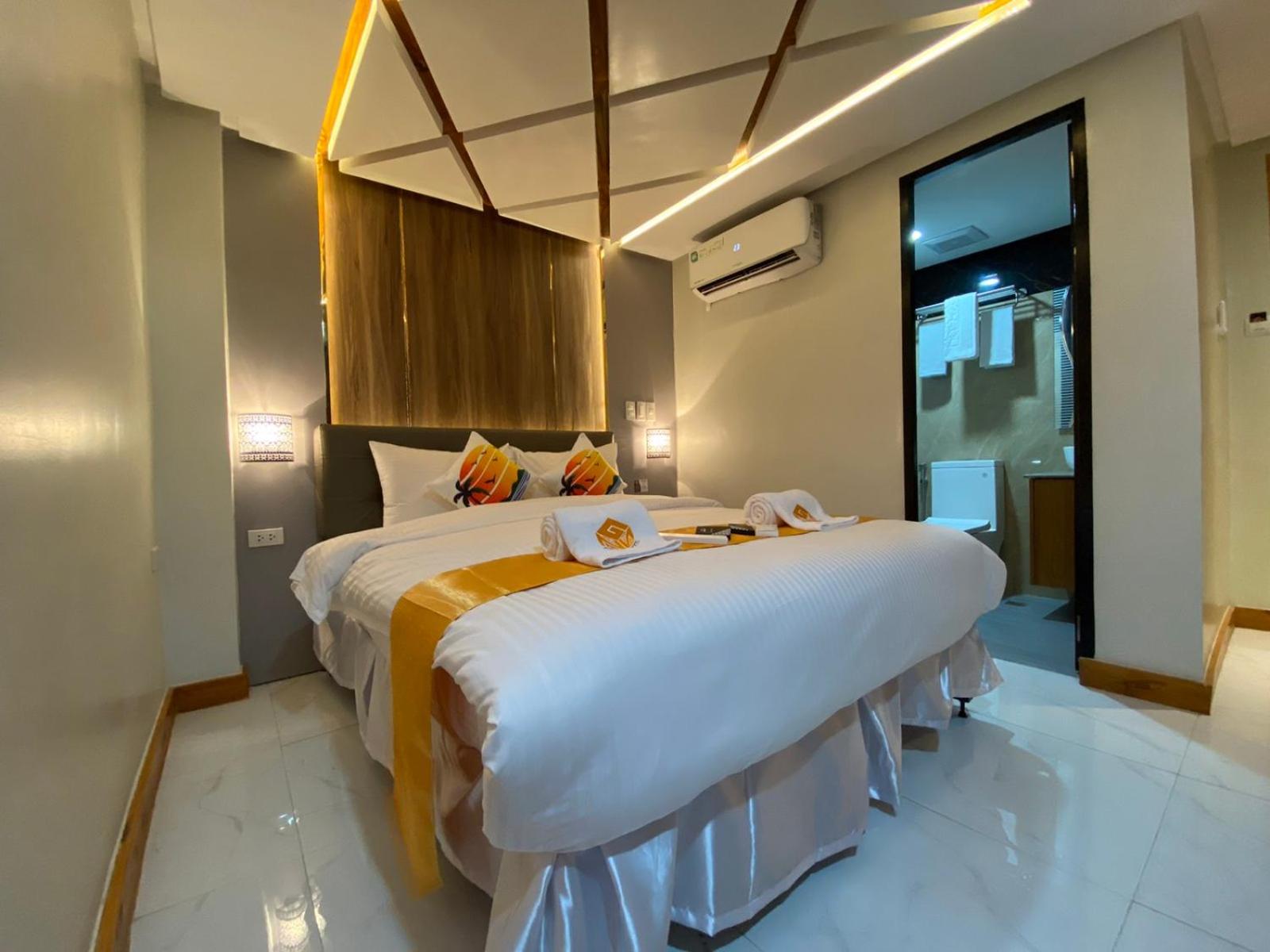 Queen Room with Balcony photo 1