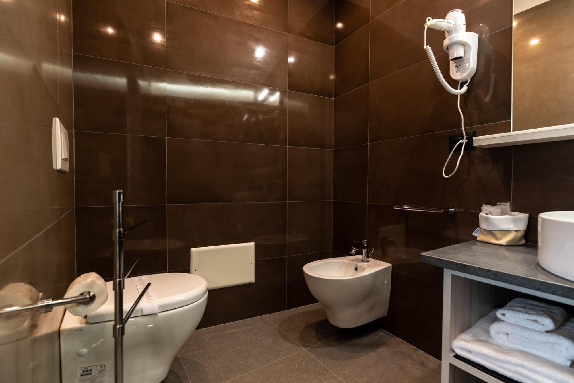 Two-Bedroom Suite - Photo 18