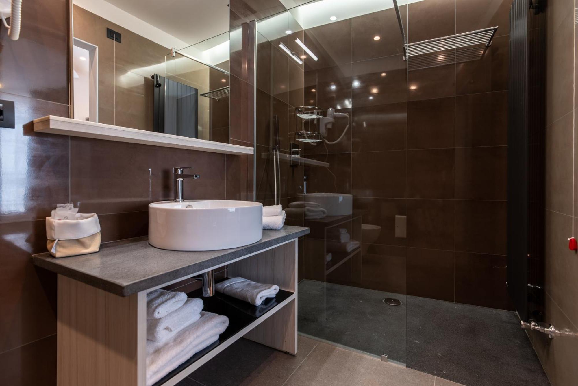 Two-Bedroom Suite - Photo 9
