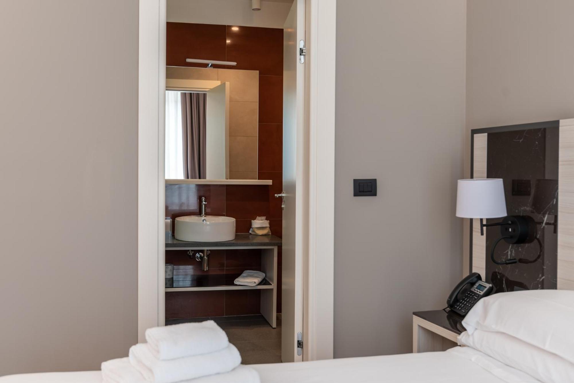 Deluxe Double Room with Sea View - Photo 6