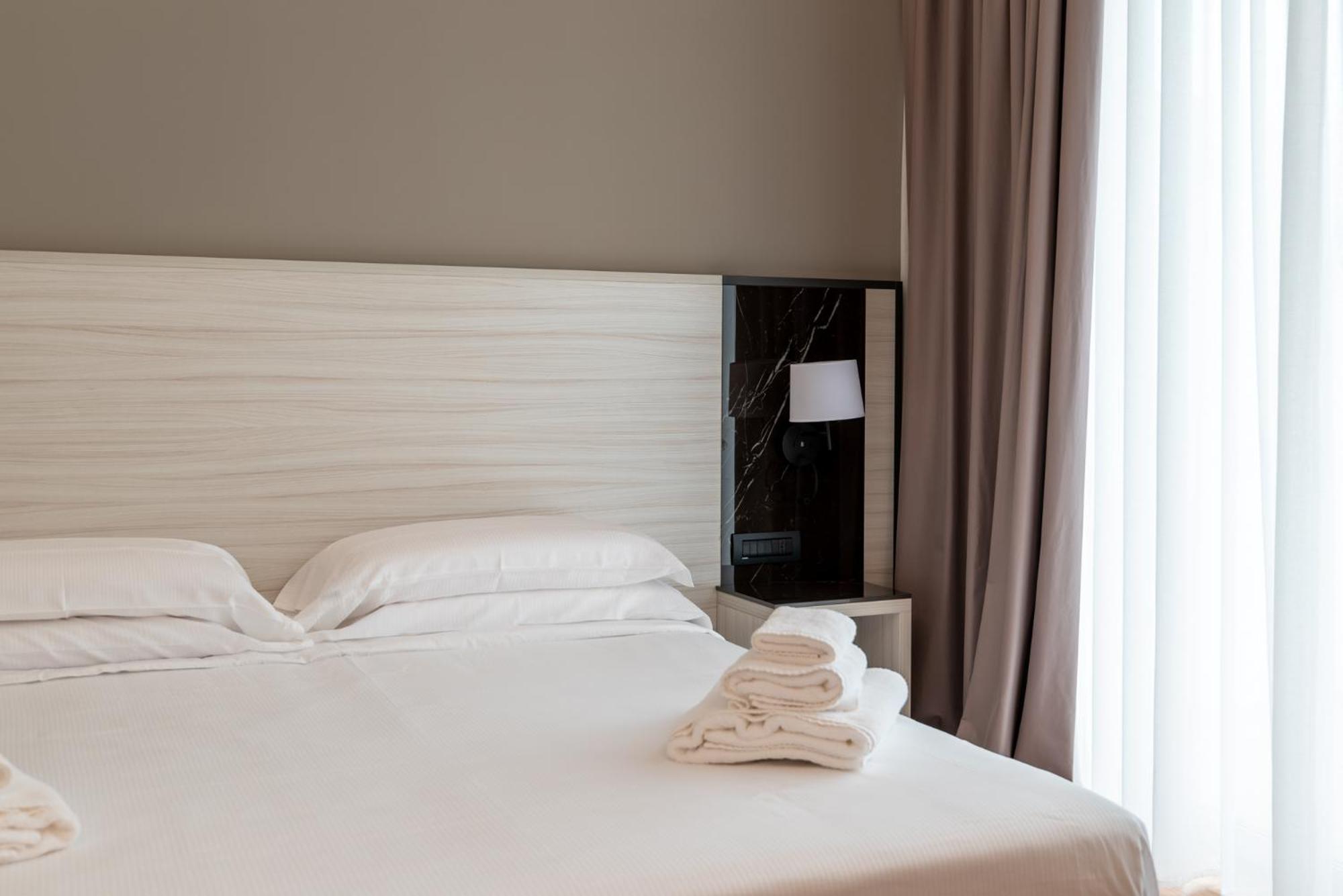 Deluxe Double Room with Sea View - Photo 4