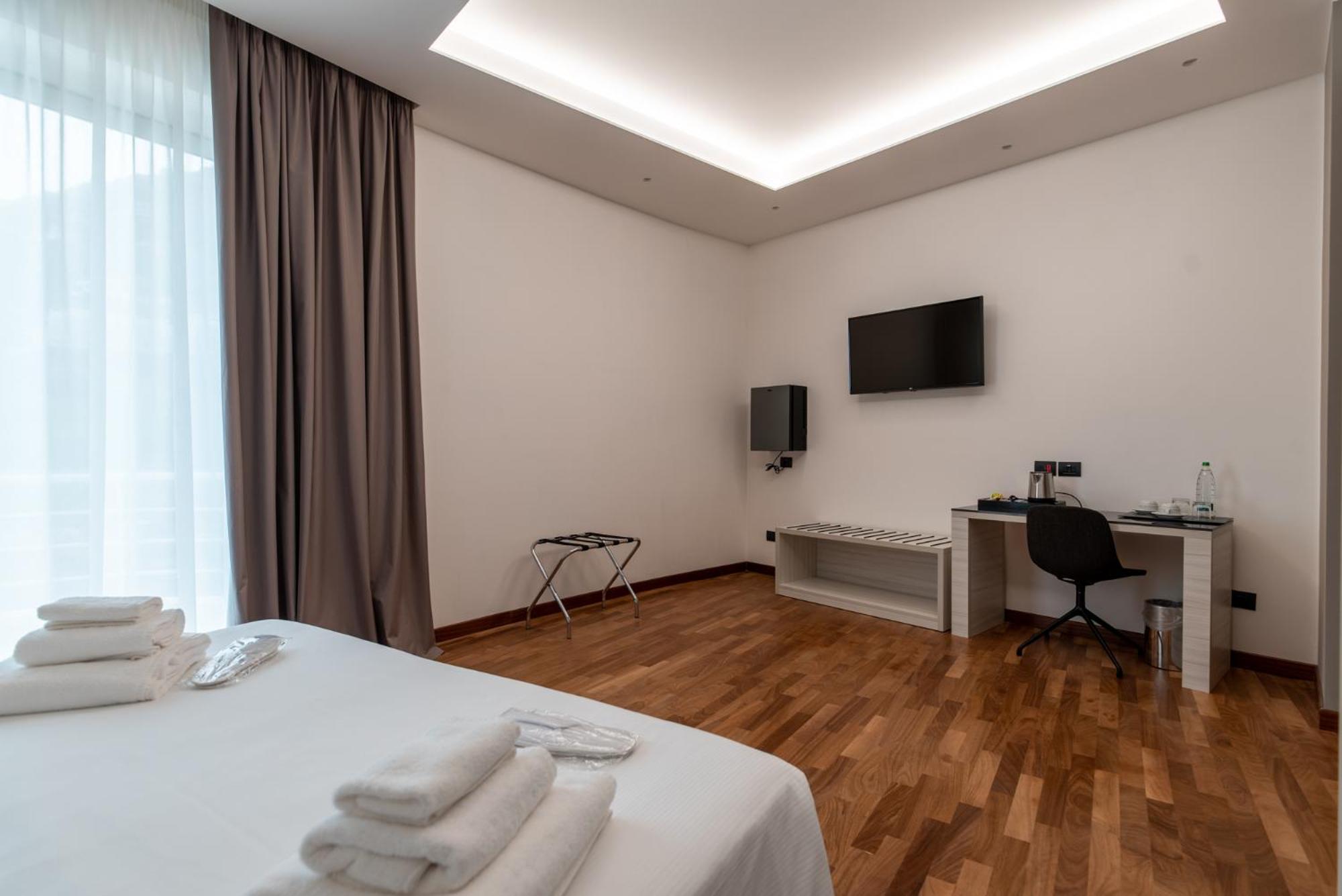 Deluxe Double Room with Sea View - Photo 10