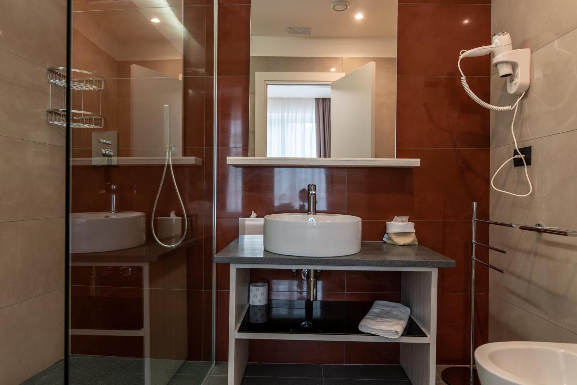 Deluxe Double Room with Sea View - Photo 11