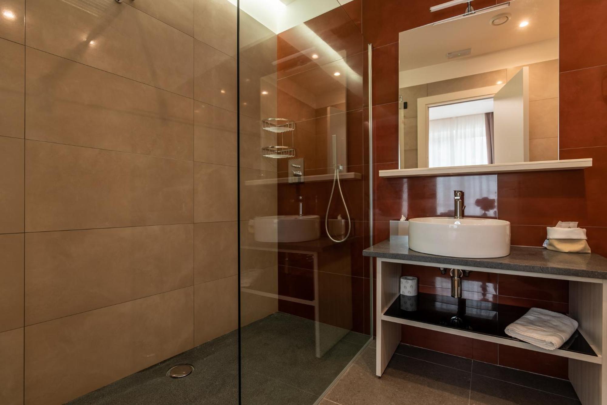 Deluxe Double Room with Sea View - Photo 12