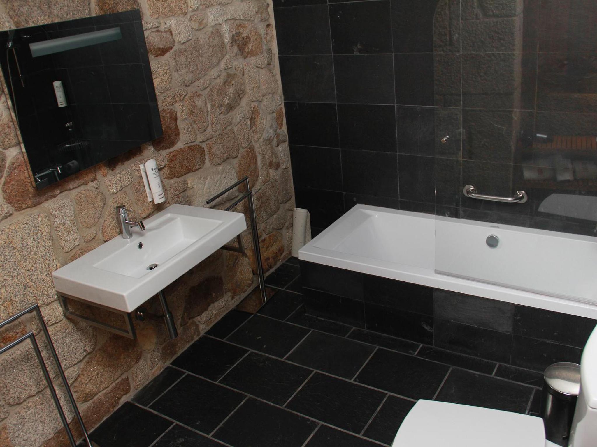 Twin Room - Photo 16