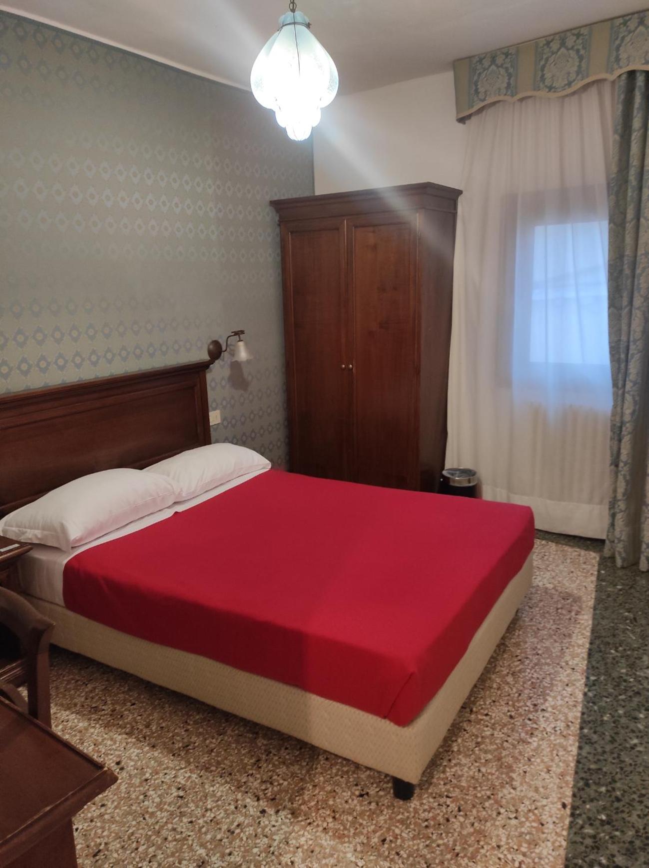 Standard Double Room with Shared Bathroom photo 2
