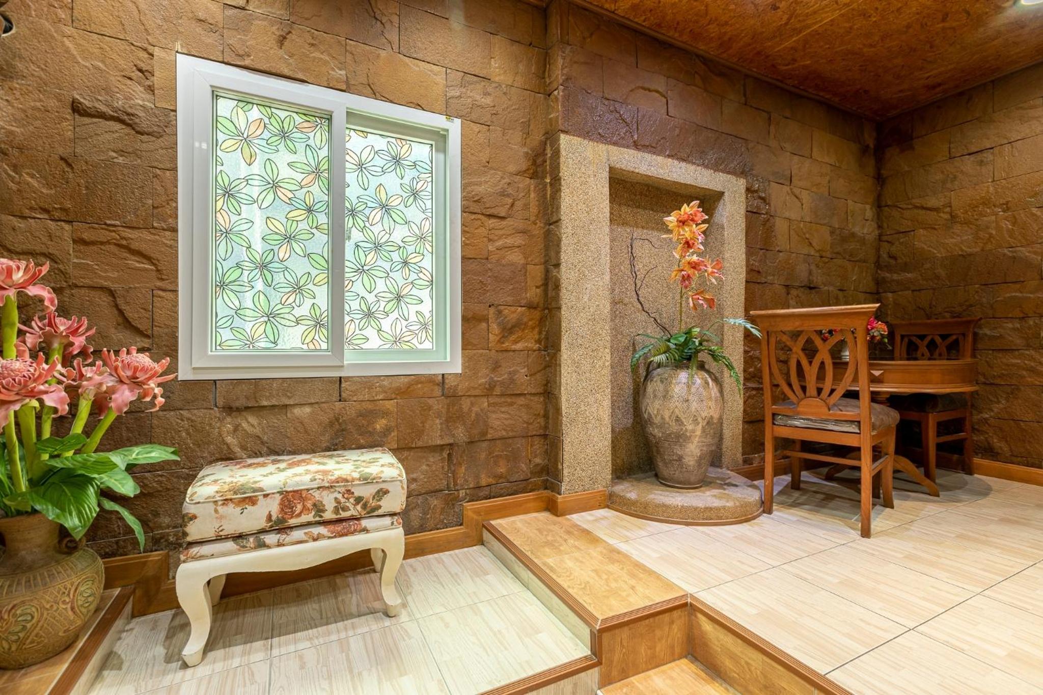 Family Room photo 3