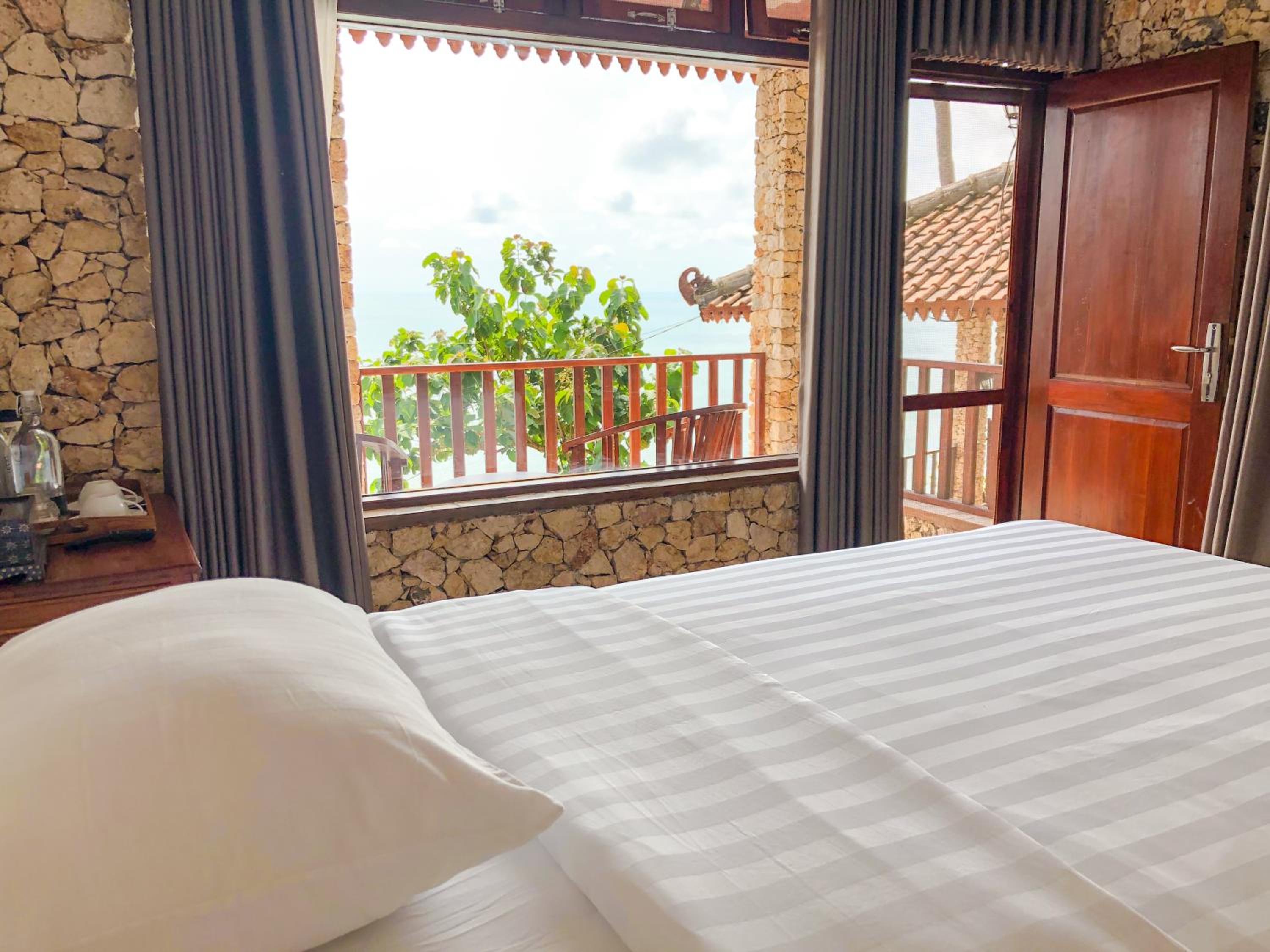 Deluxe Twin Room with Sea View - Photo 9