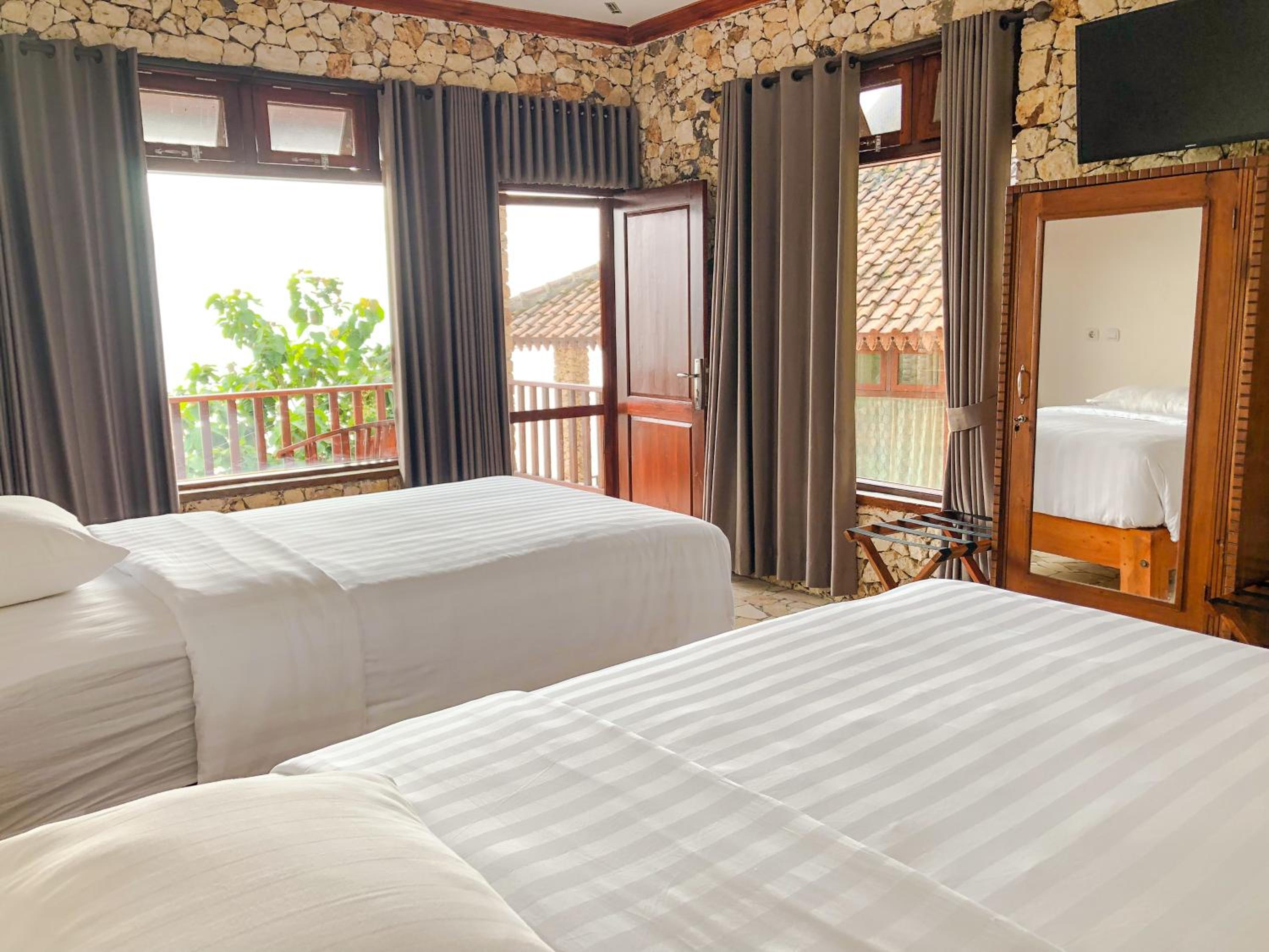Deluxe Twin Room with Sea View - Photo 19