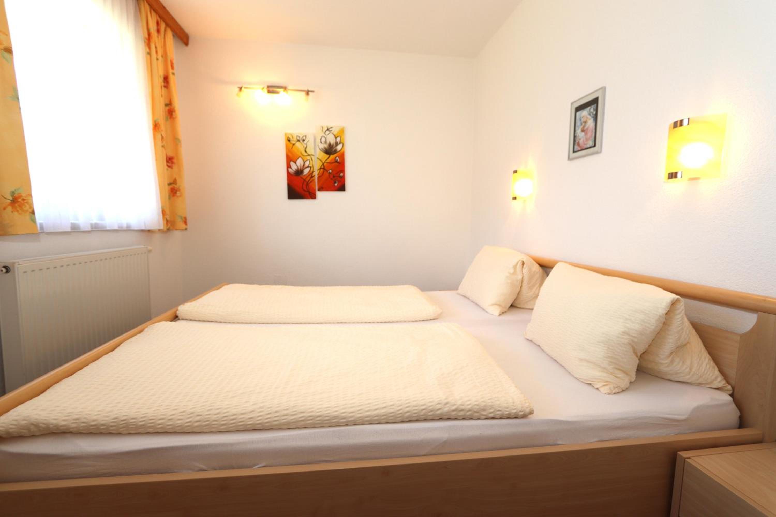 Three-Bedroom Apartment with Shower photo 1