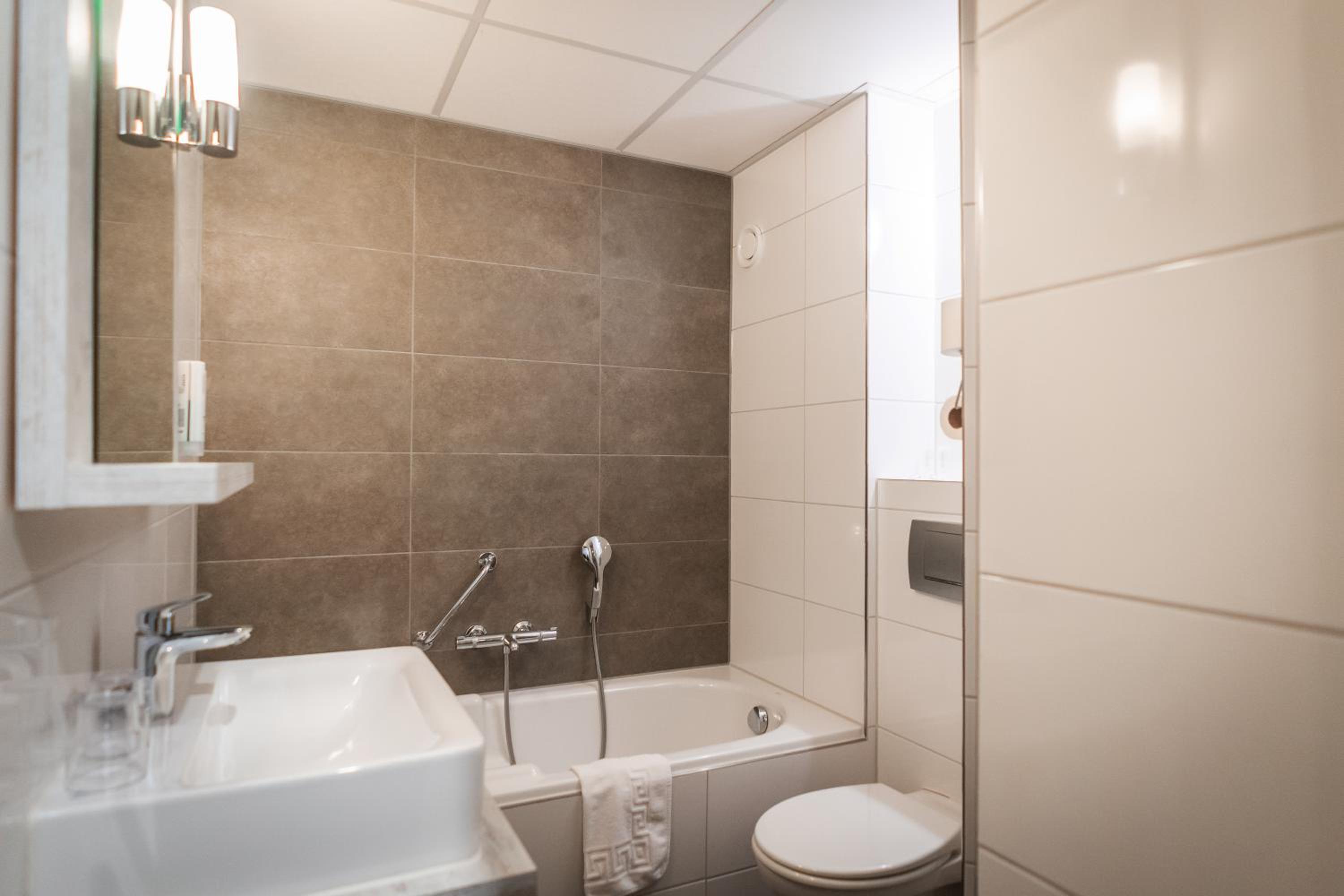 Double Room with Bath - Photo 5
