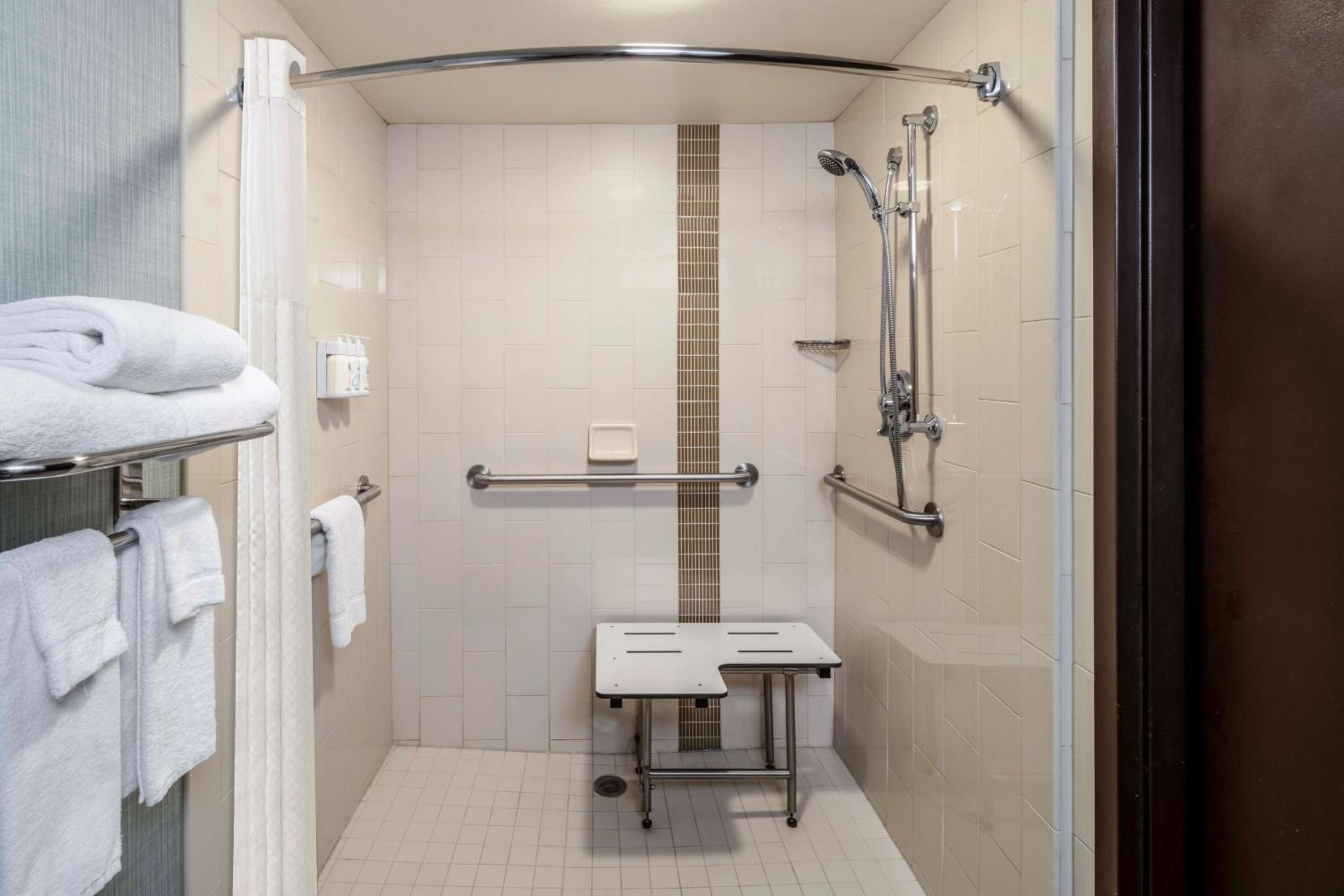 Guestroom King with Roll-In Shower - Mobility Accessible  - Photo 5