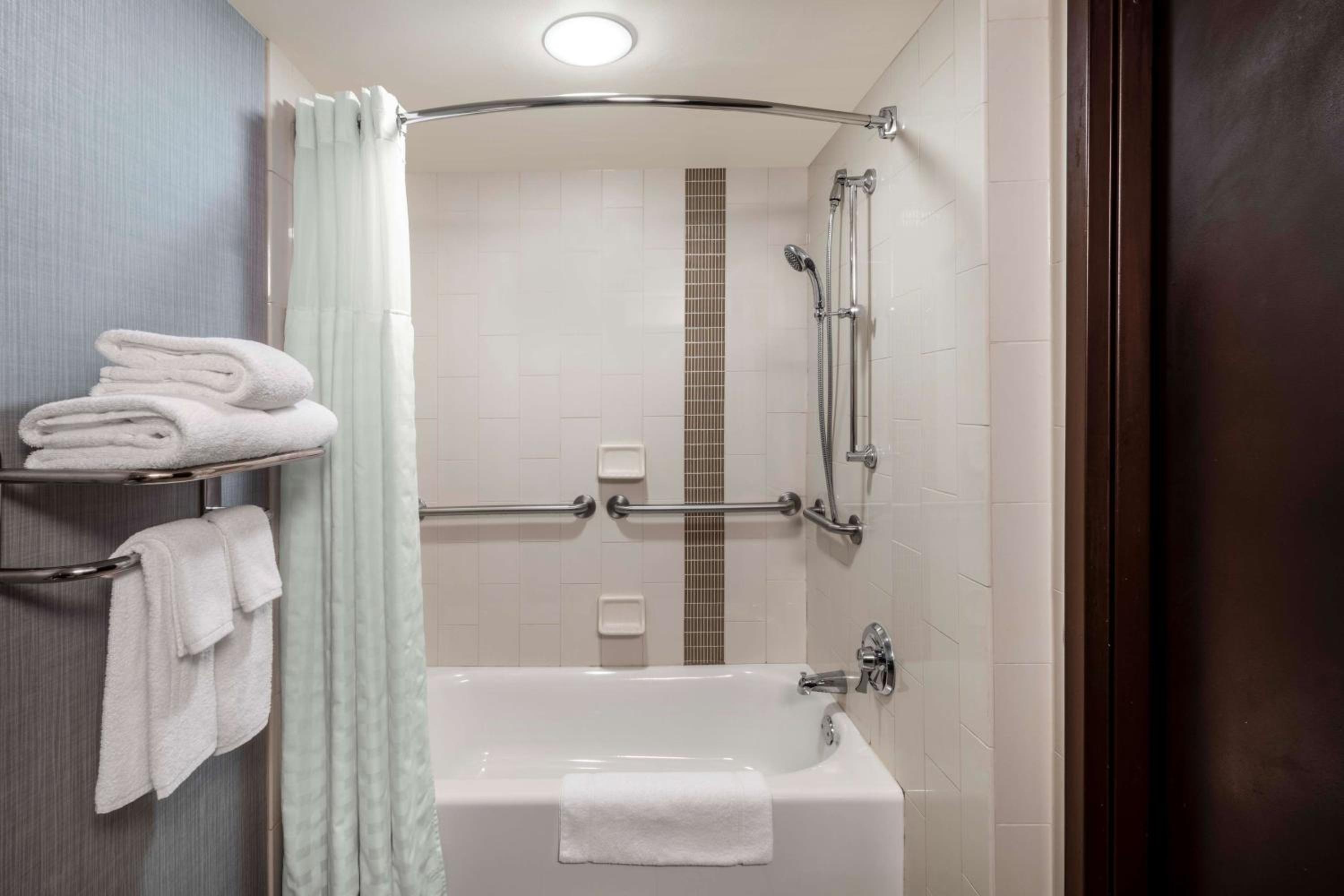 King Room with Bathtub - Photo 7
