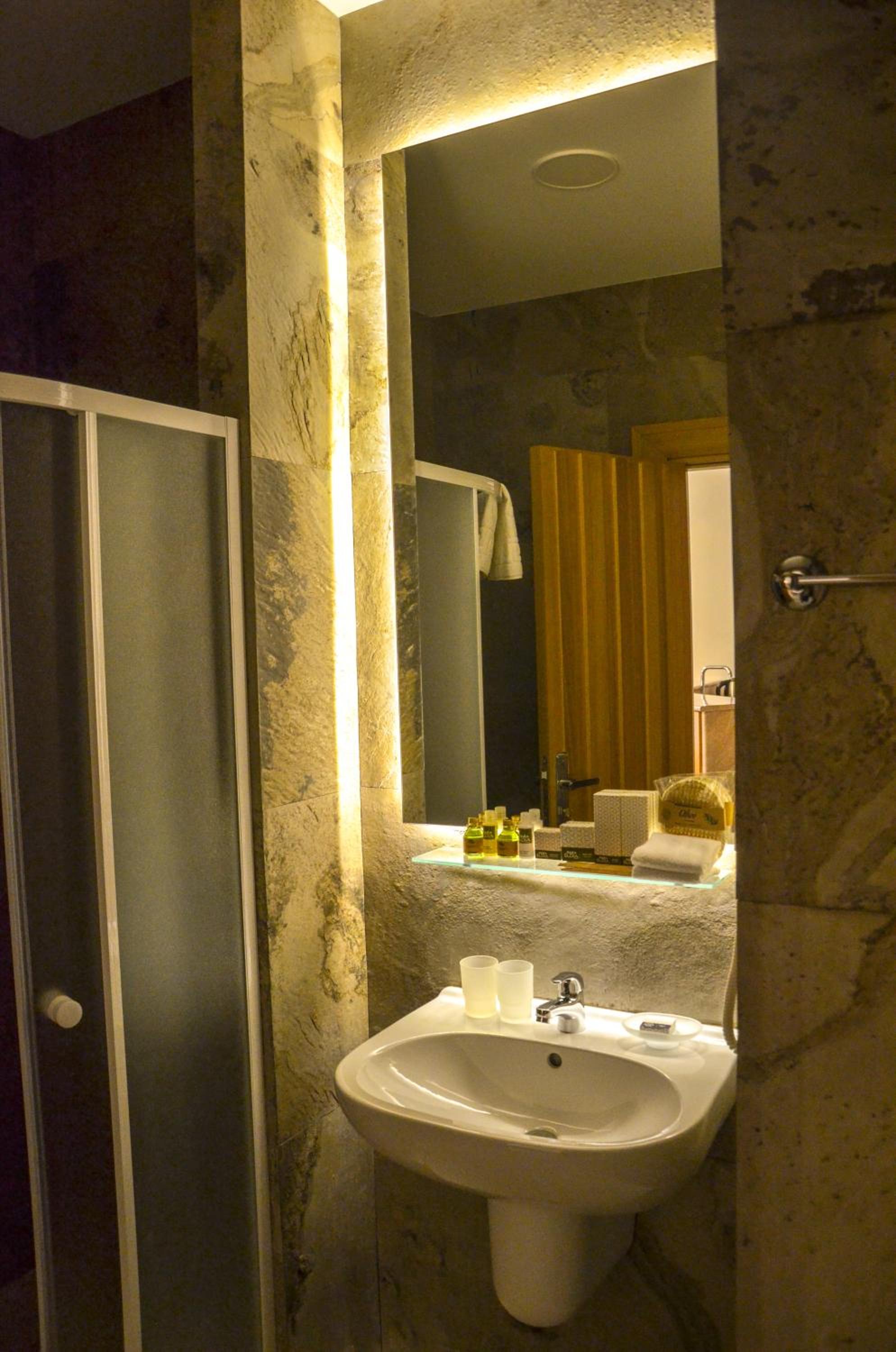 Standard Double Room - Photo 6