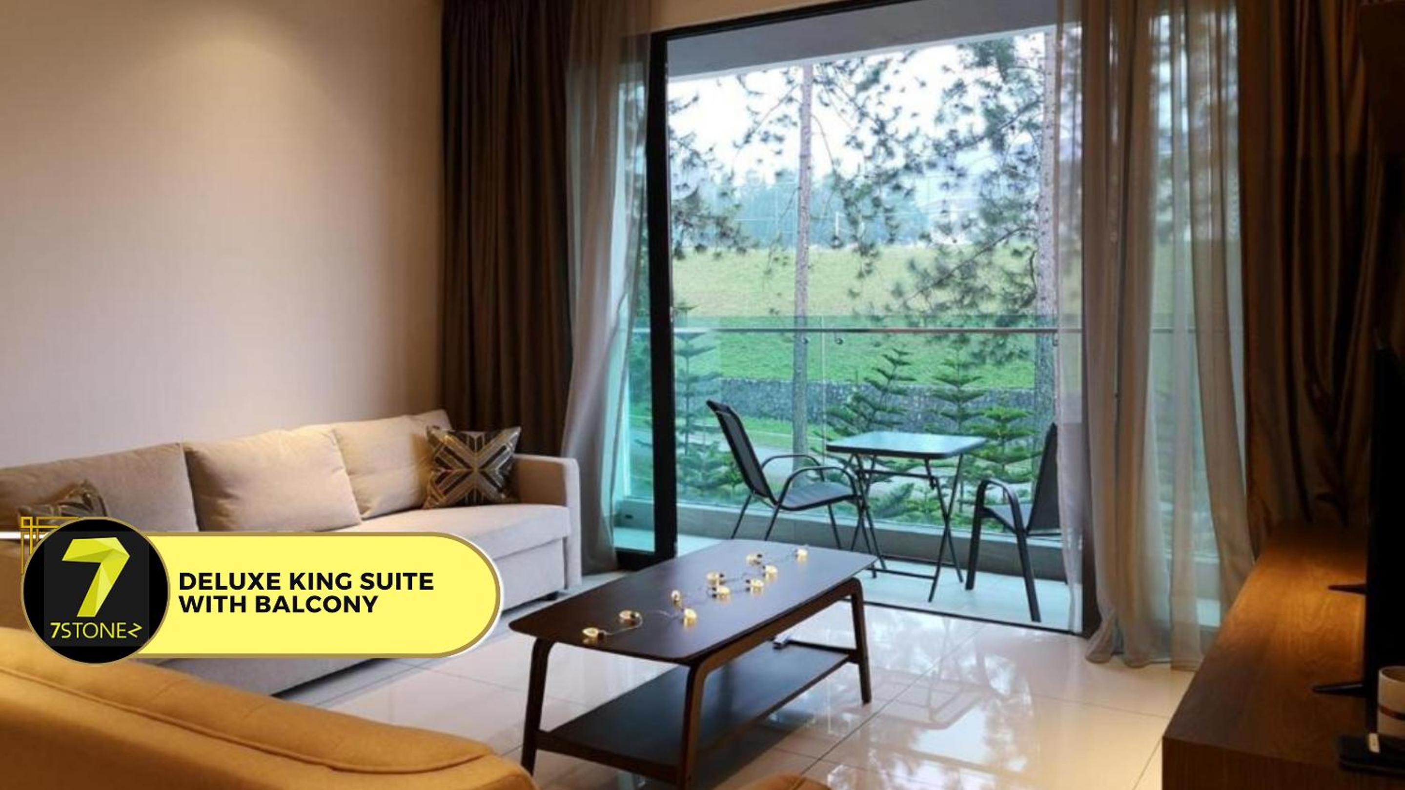 Deluxe King Suite with Balcony - Photo 5