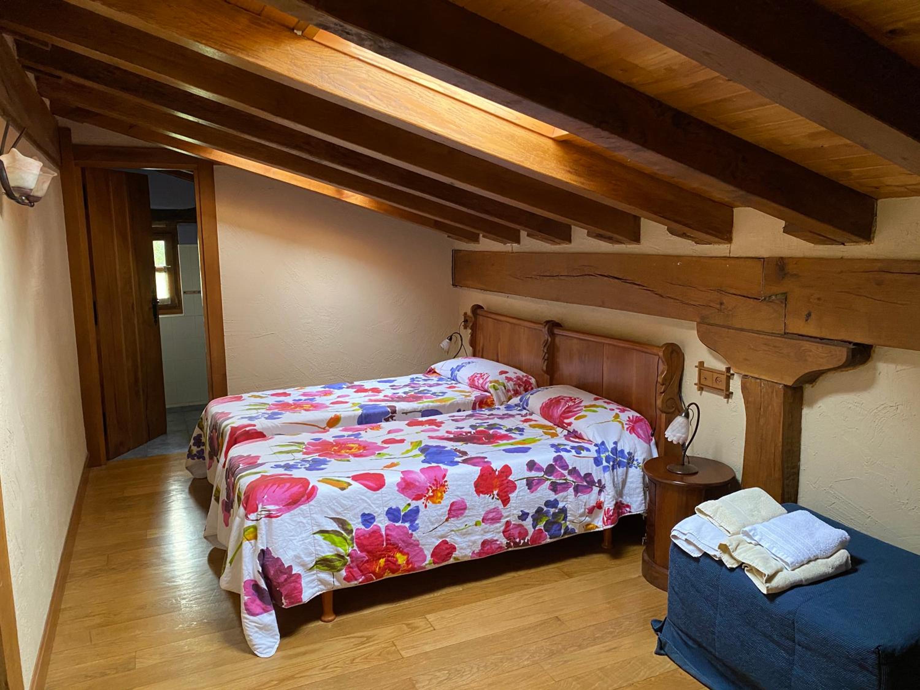 Six-Bedroom House photo 3
