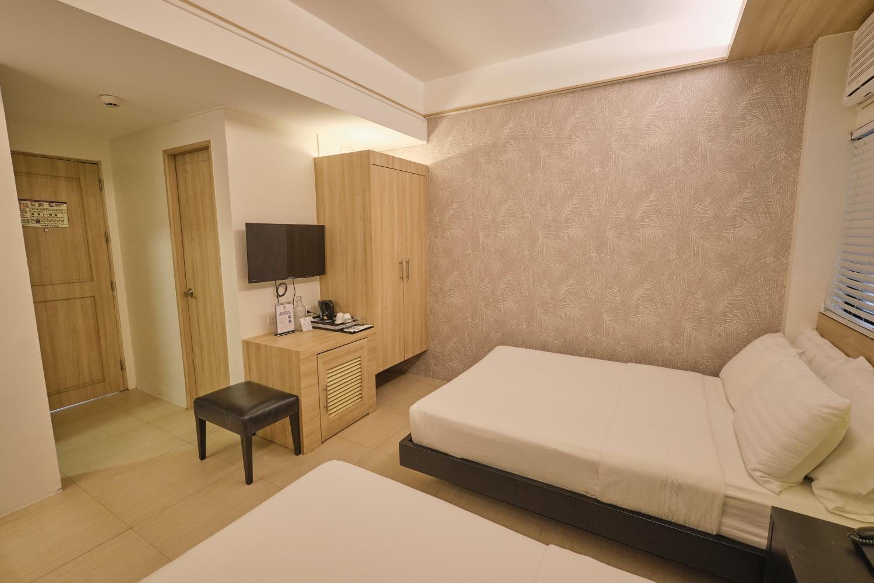 Standard Room with Two Double Beds photo 3